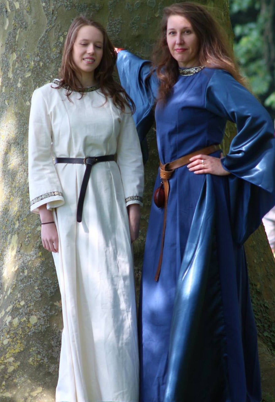 Robe XII eme/ XIII siécle pour femme