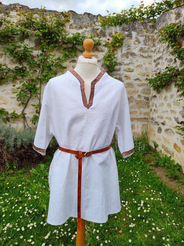 Tunique viking / nordique en lin blanc avec galon bordeaux et or.