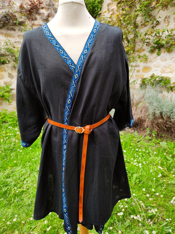 Tunique viking style caftan, croisée sur la poitrine, lin bleu marine