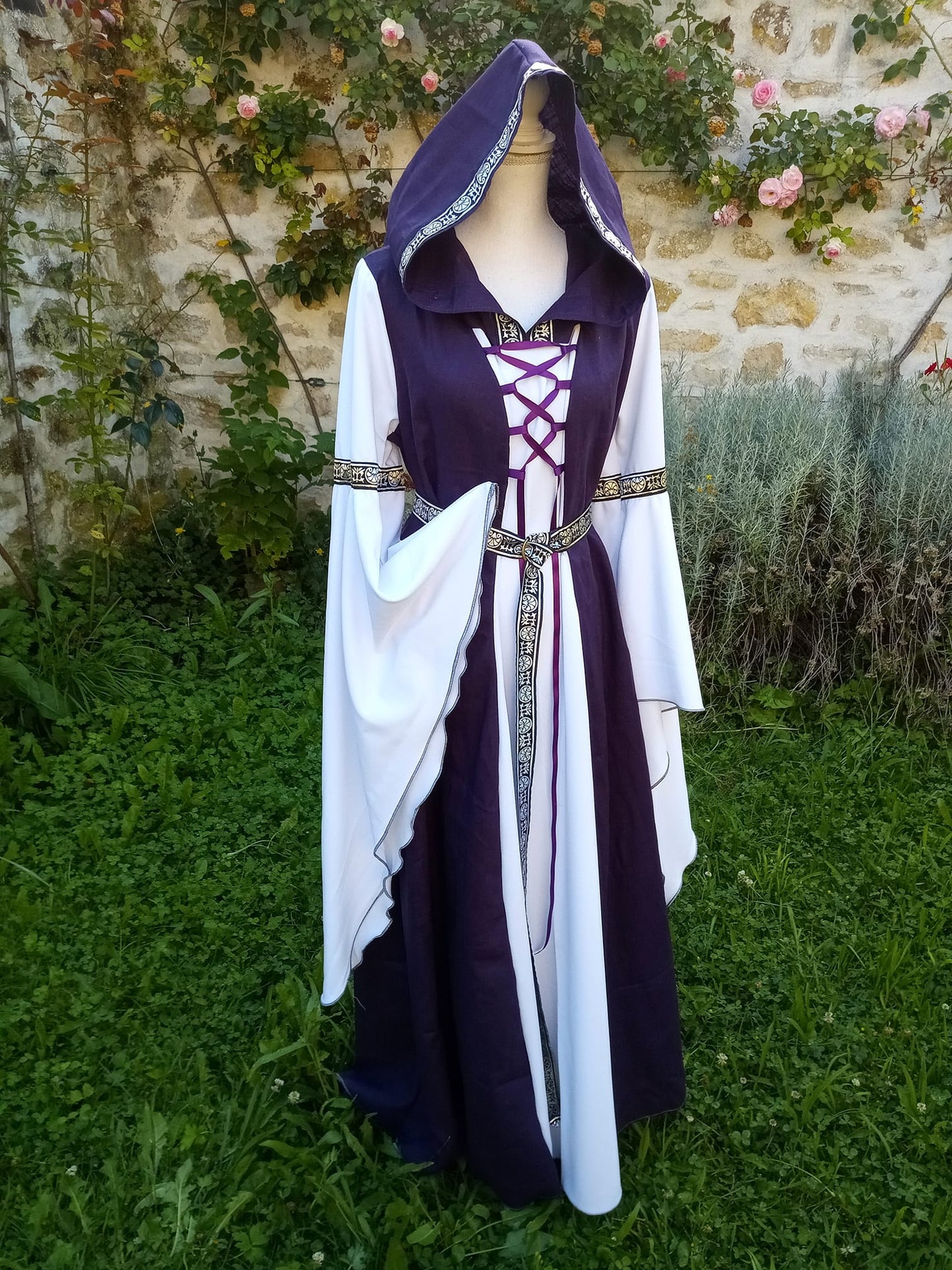 Robe médiévale violette en lin et jersey, taille unique 40/ 48 avec capuche et grandes manches