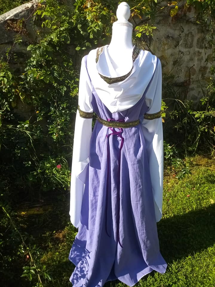 Robe médiévale en lin parme avec capûche et ceinture, taille unique 40/48