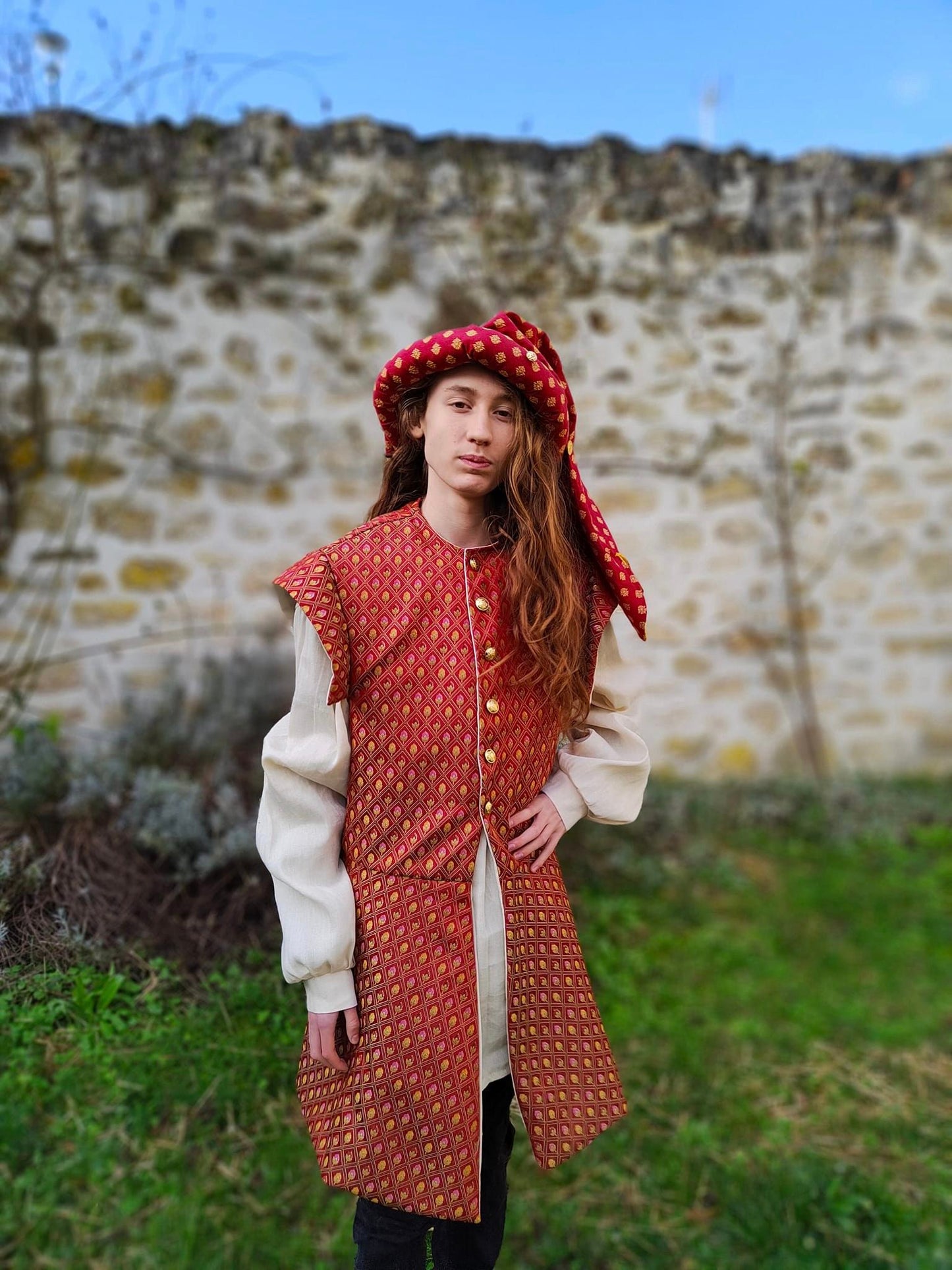Veste médiévale ou Renaissance en jacquard rouge à basques