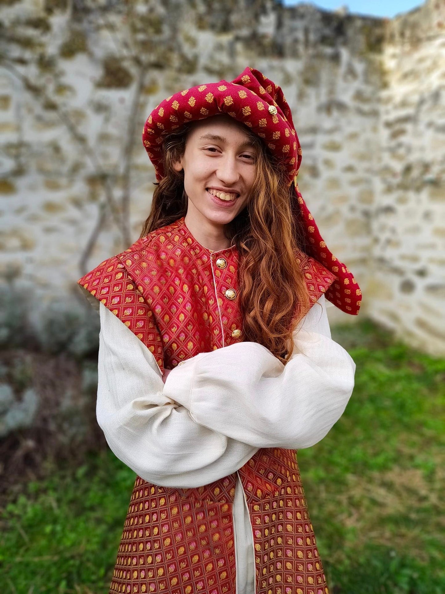 Veste médiévale ou Renaissance en jacquard rouge à basques