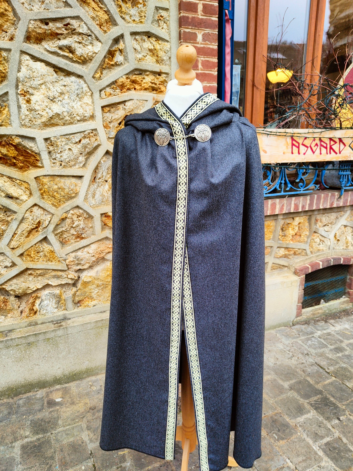 Cape médiévale noire en lainage avec galon celtique/nordique pour homme ou femme