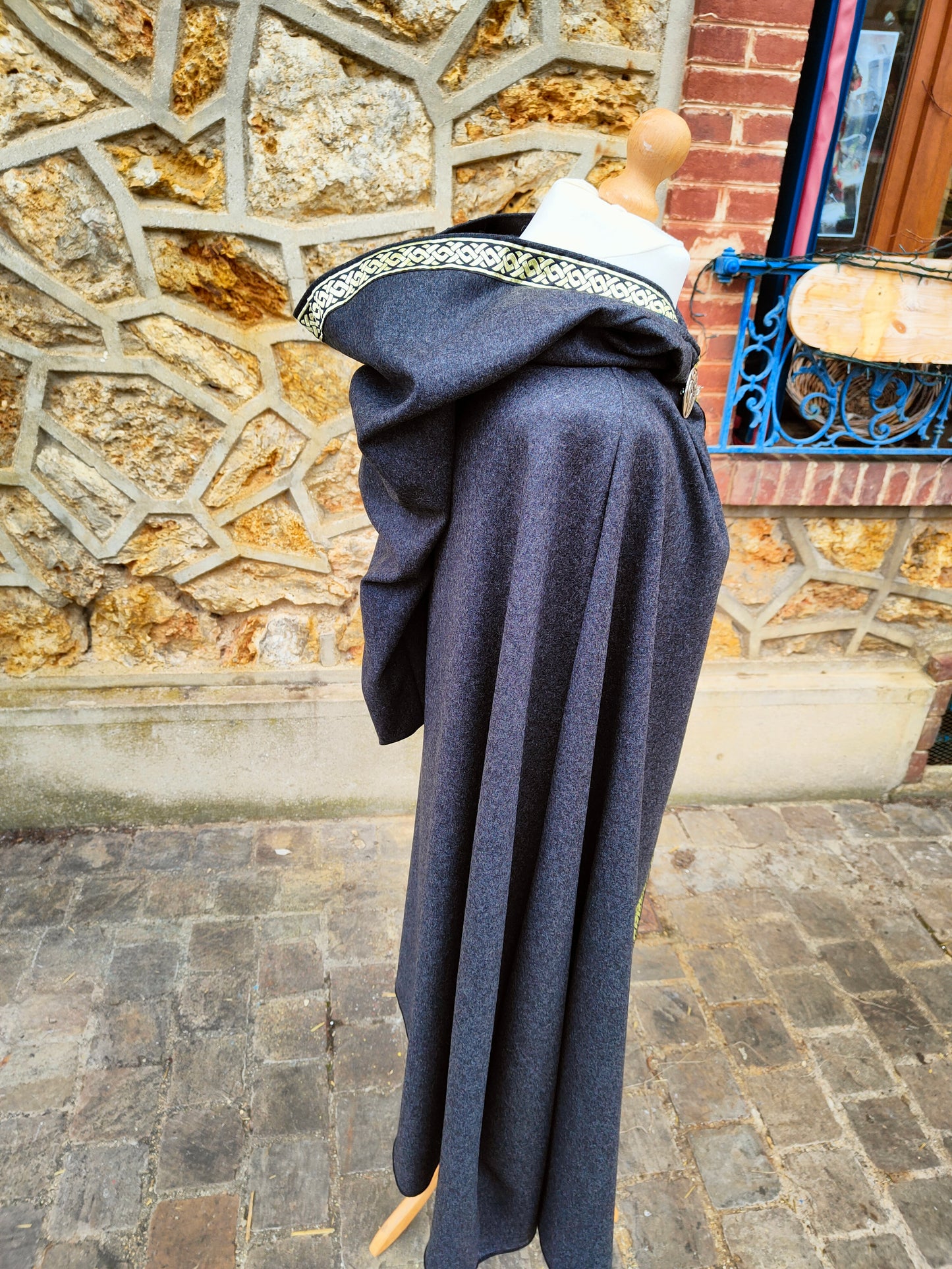 Cape médiévale noire en lainage avec galon celtique/nordique pour homme ou femme