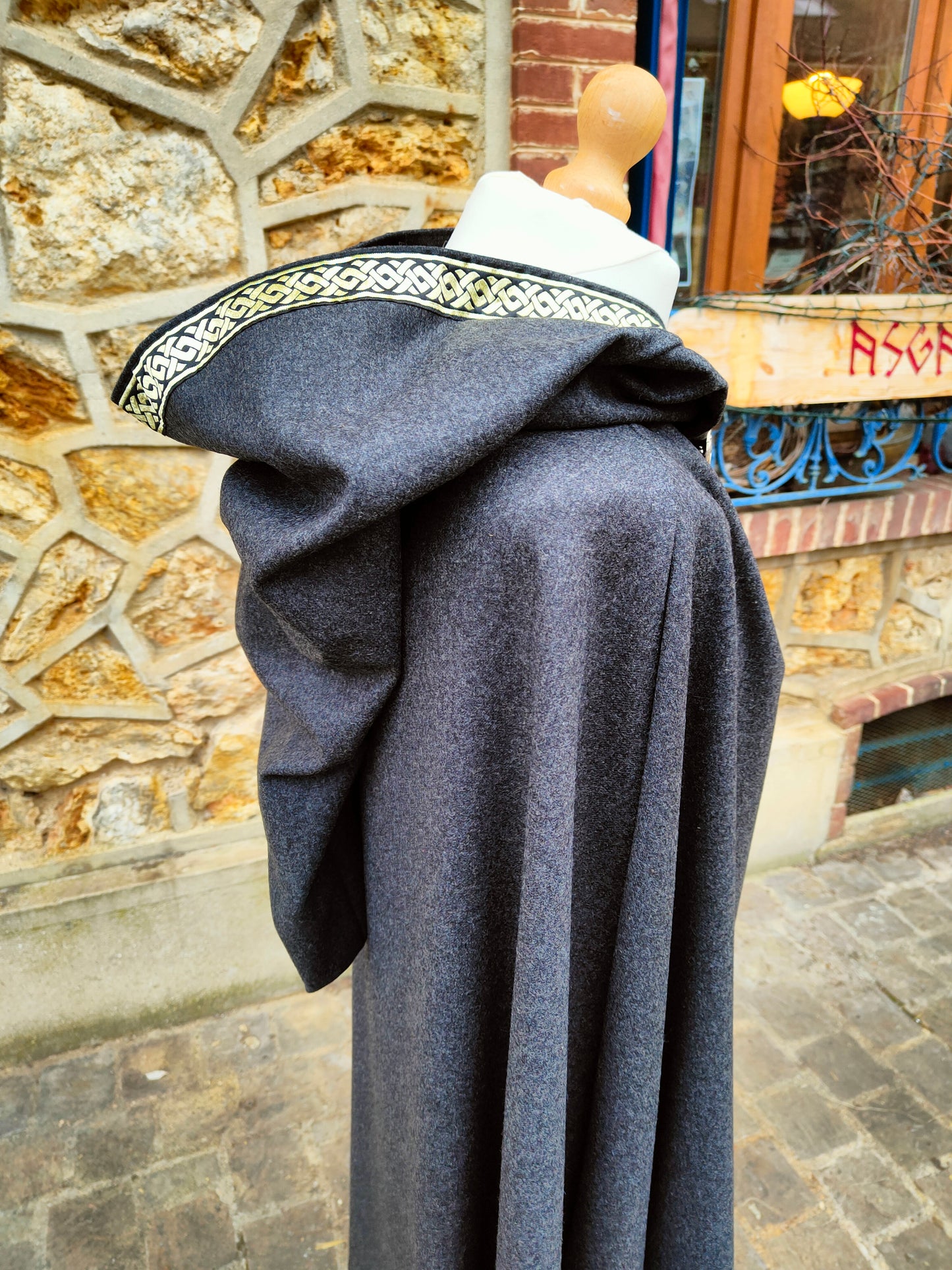Cape médiévale noire en lainage avec galon celtique/nordique pour homme ou femme