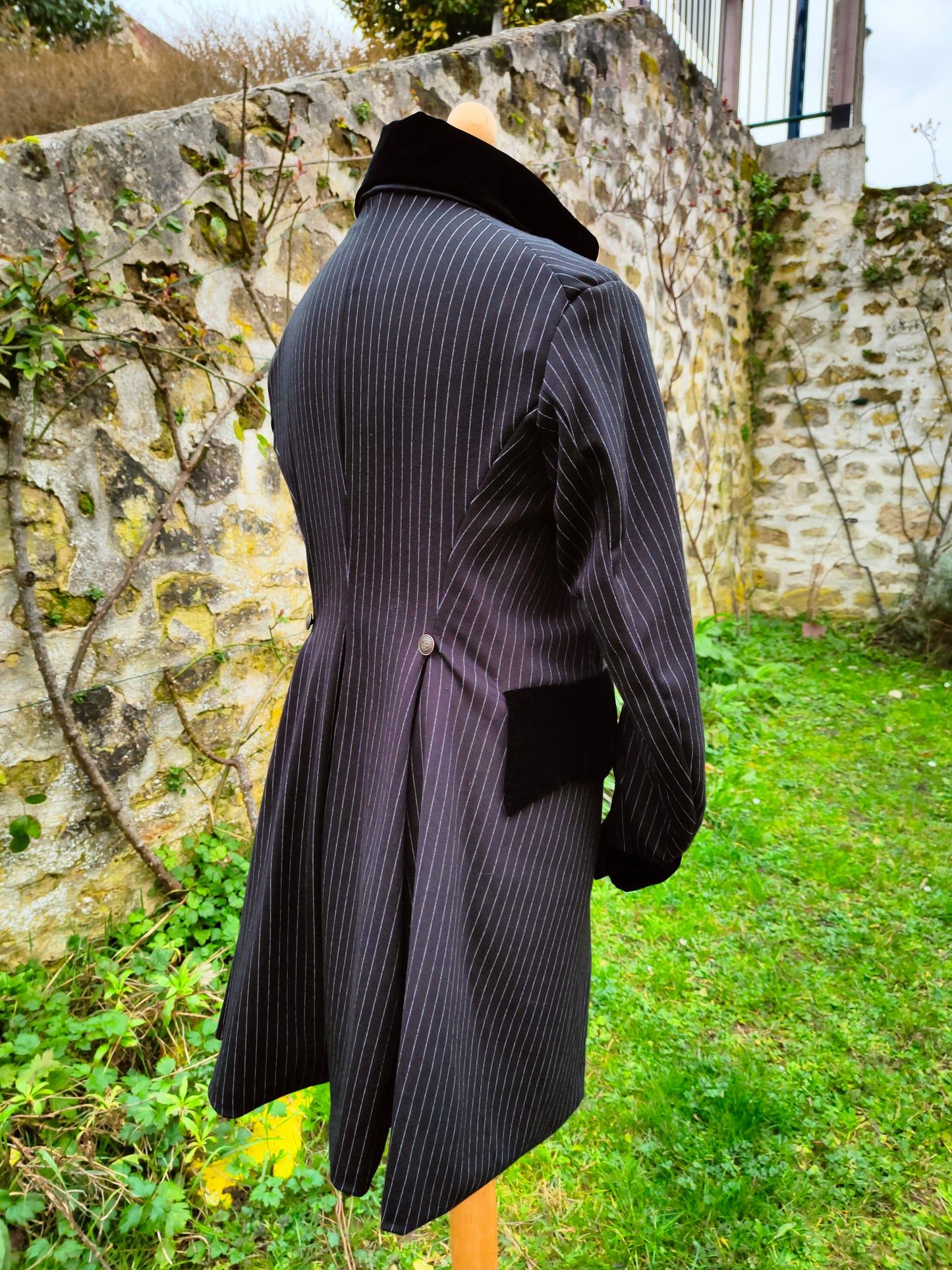 Veste de costume fin XVIII ème, noire, à fine rayures, frac.