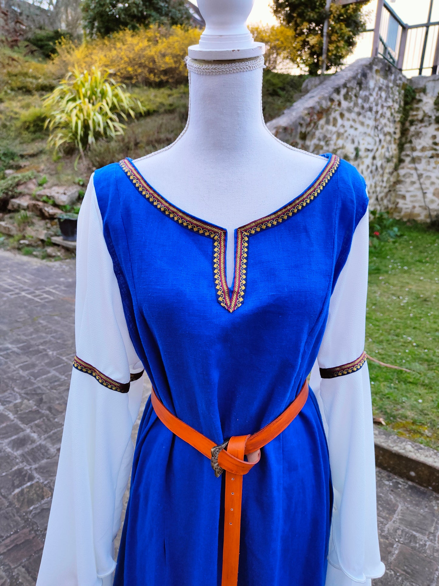 Robe médiévale pour femme, évocation XII ème / XIII ème siécles en lin bleu et mousseline