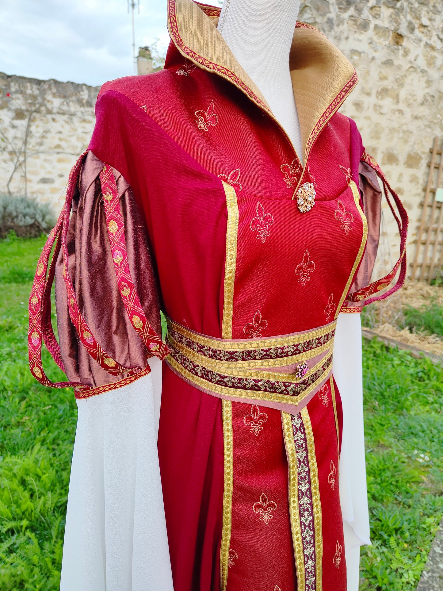 Robe médiévale ou Renaissance en lin et jacquard fleurs de lys