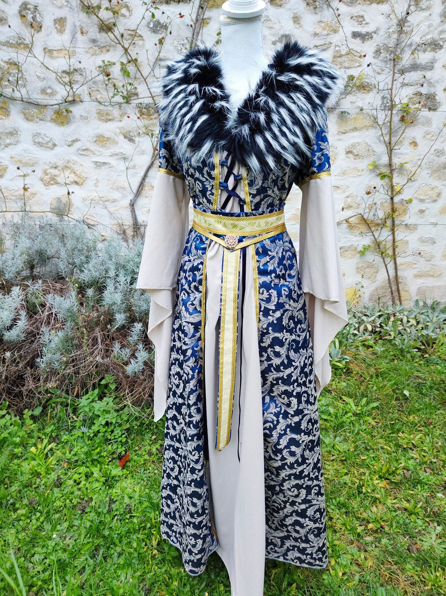 Robe médiévale ou Renaissance en jacquard bleu et lin écru avec fausse-fourrure amovible