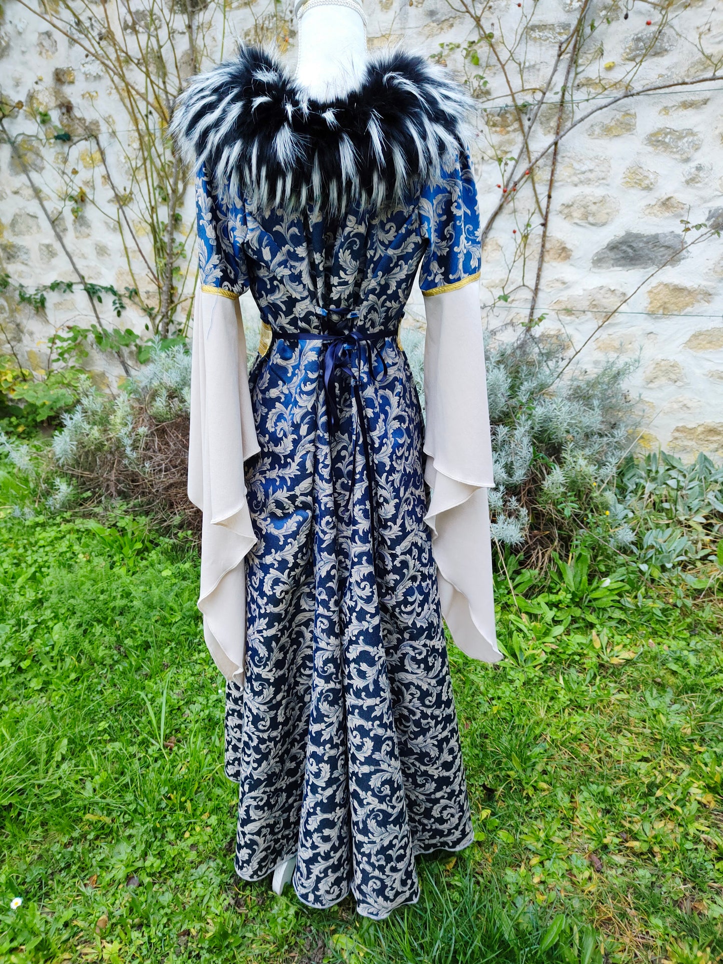 Robe médiévale ou Renaissance en jacquard bleu et lin écru avec fausse-fourrure amovible