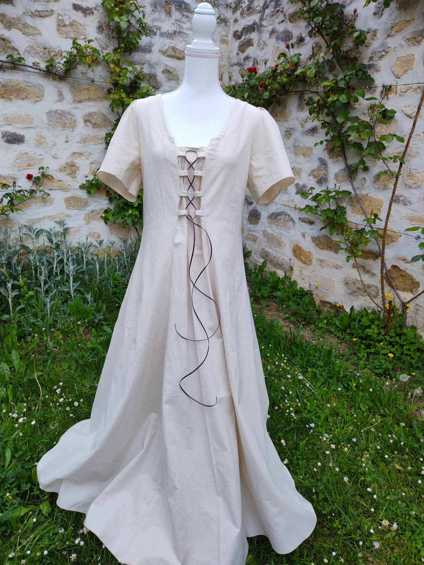 Robe médiévale en lin et coton avec laçages devant et dos et manches courtes
