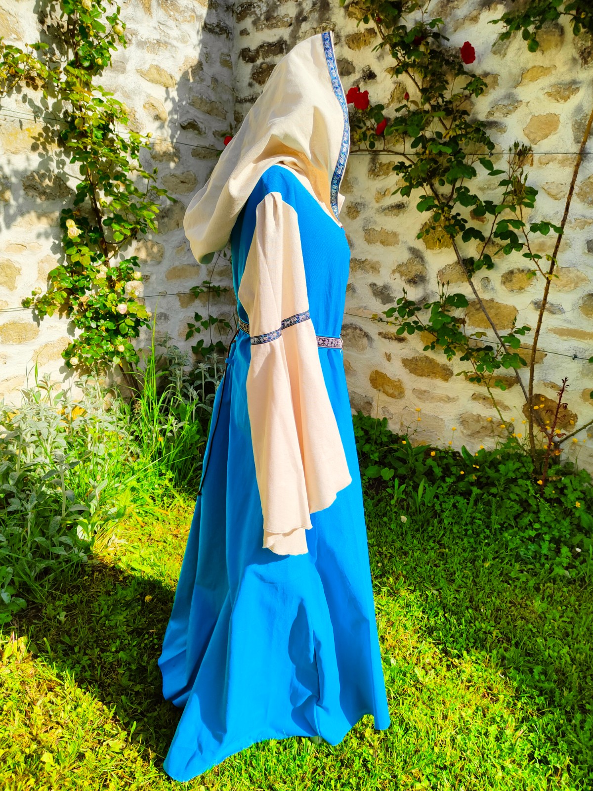 Robe médiévale ou elfique en coton bleu et écru avec laçages et capuche