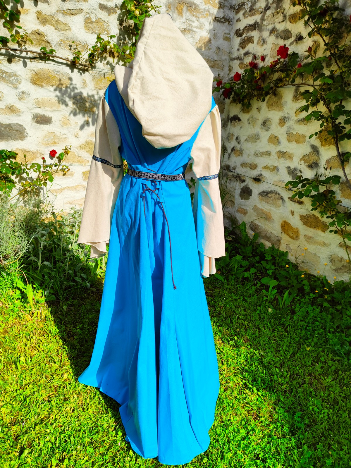 Robe médiévale ou elfique en coton bleu et écru avec laçages et capuche