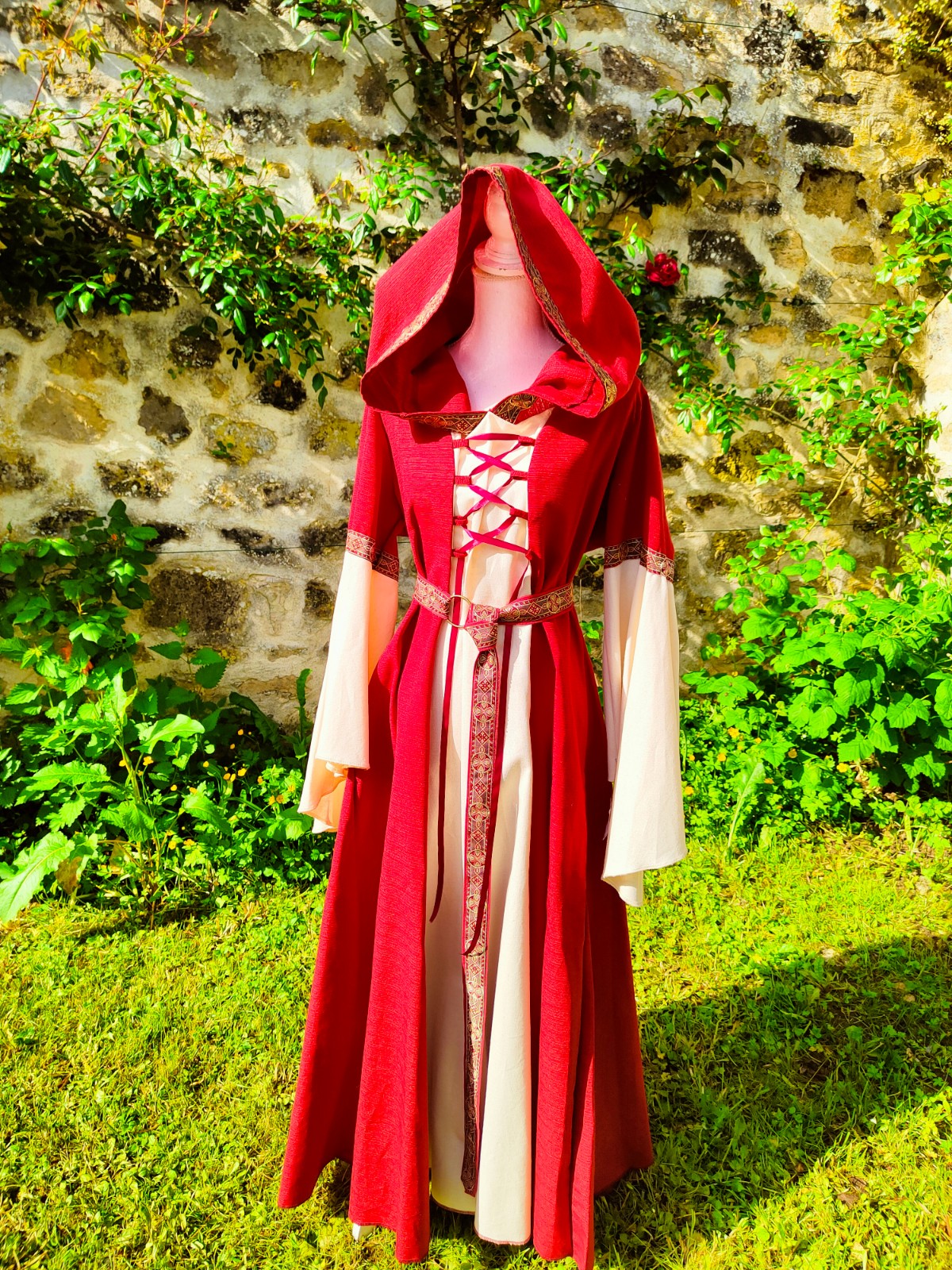 Robe médiévale ou elfique bicolore rouge et écrue en coton avec capuche