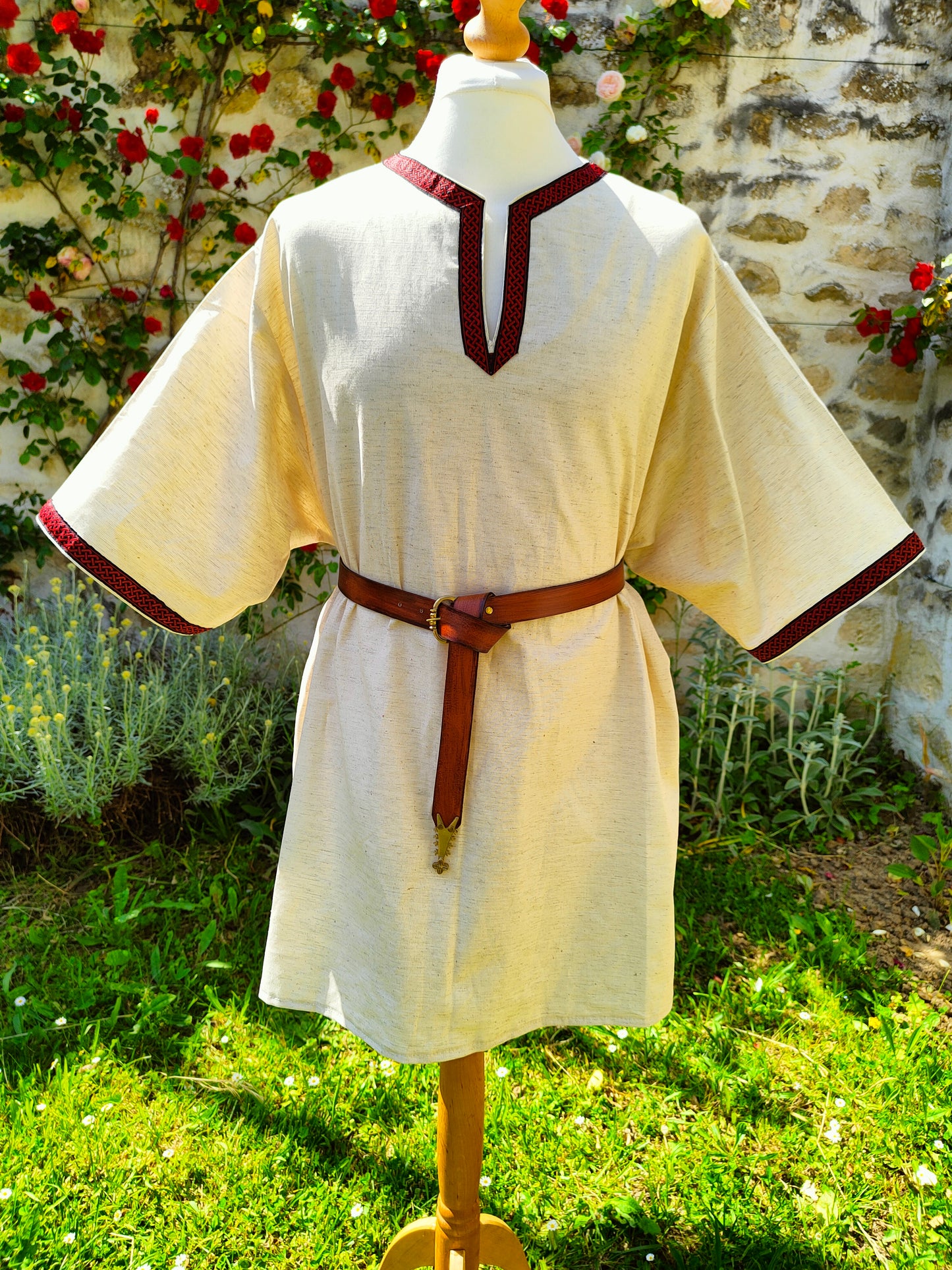 Tunique viking ou médiévale en lin écru avec manches courtes et galon rouge à entrelacs