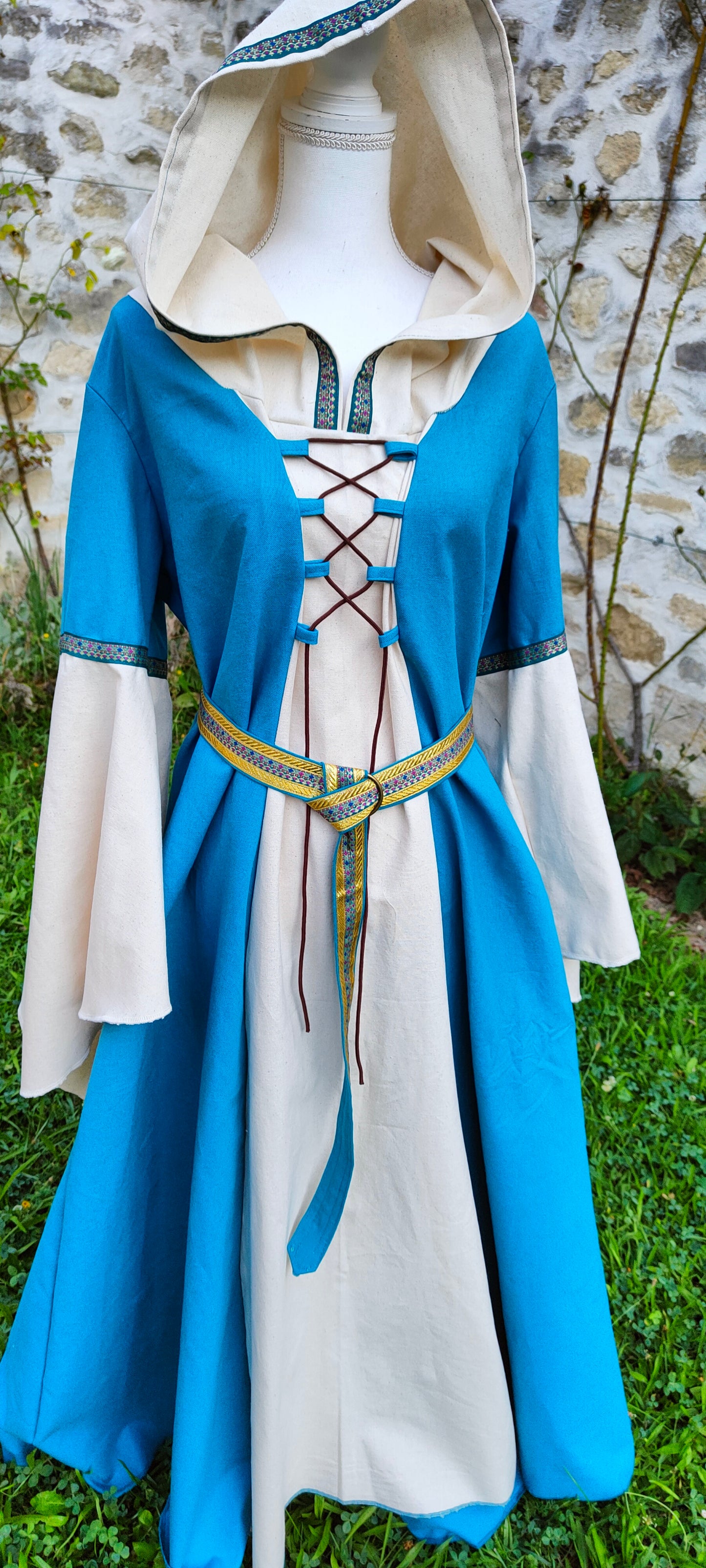 Robe d'évocation médiévale taille unique bleu canard et écrue avec capuche et laçages
