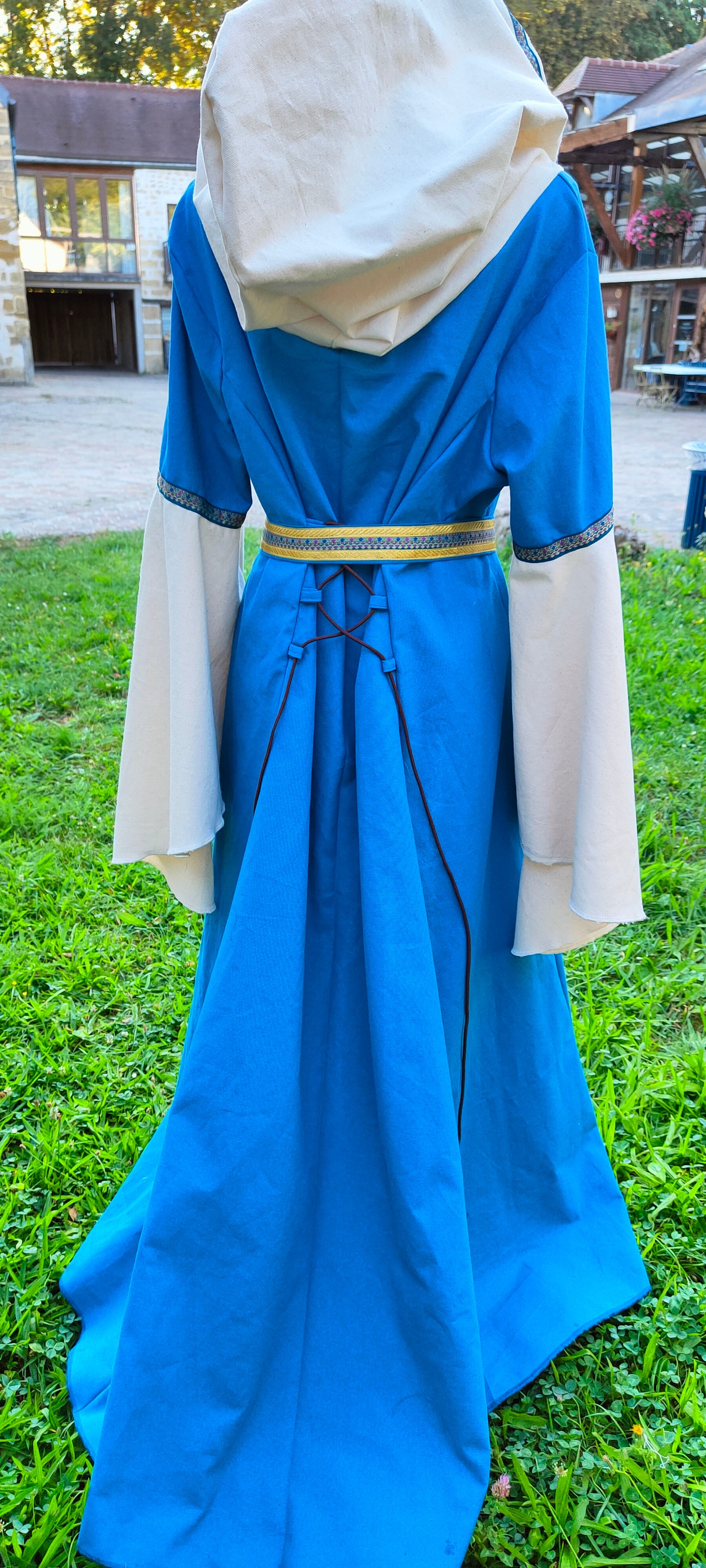 Robe d'évocation médiévale taille unique bleu canard et écrue avec capuche et laçages