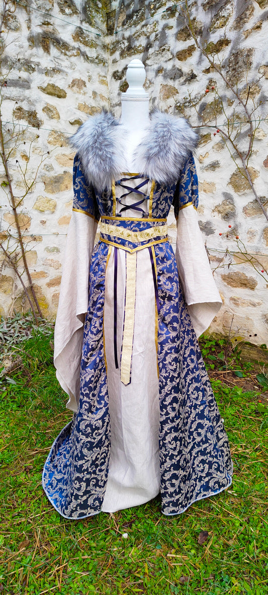 Robe médiévale ou Renaissance en jacquard bleu et lin écru avec fausse-fourrure amovible