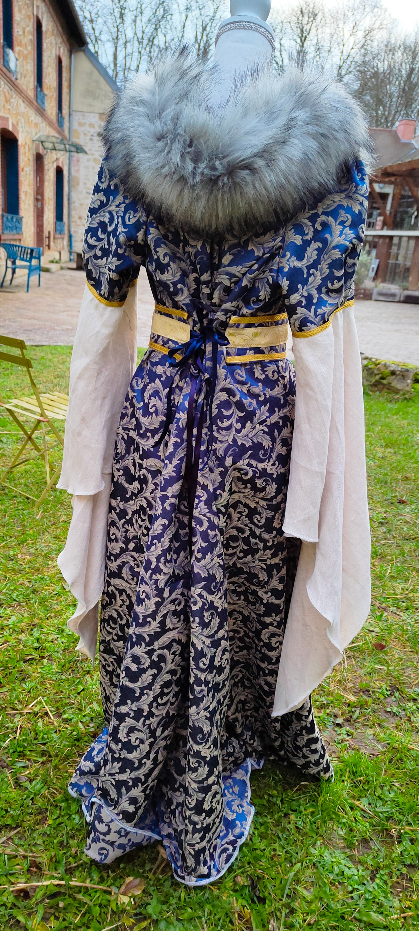 Robe médiévale ou Renaissance en jacquard bleu et lin écru avec fausse-fourrure amovible