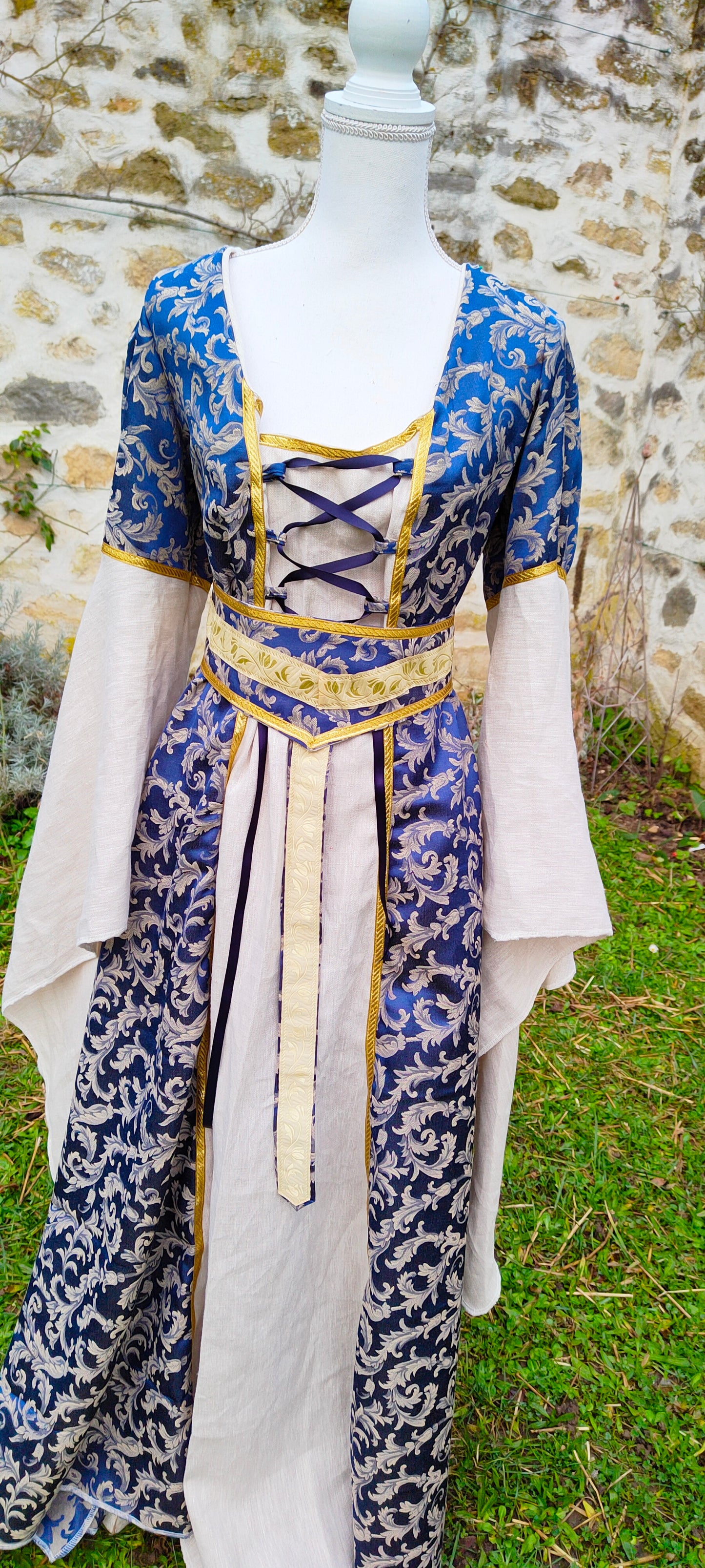 Robe médiévale ou Renaissance en jacquard bleu et lin écru avec fausse-fourrure amovible