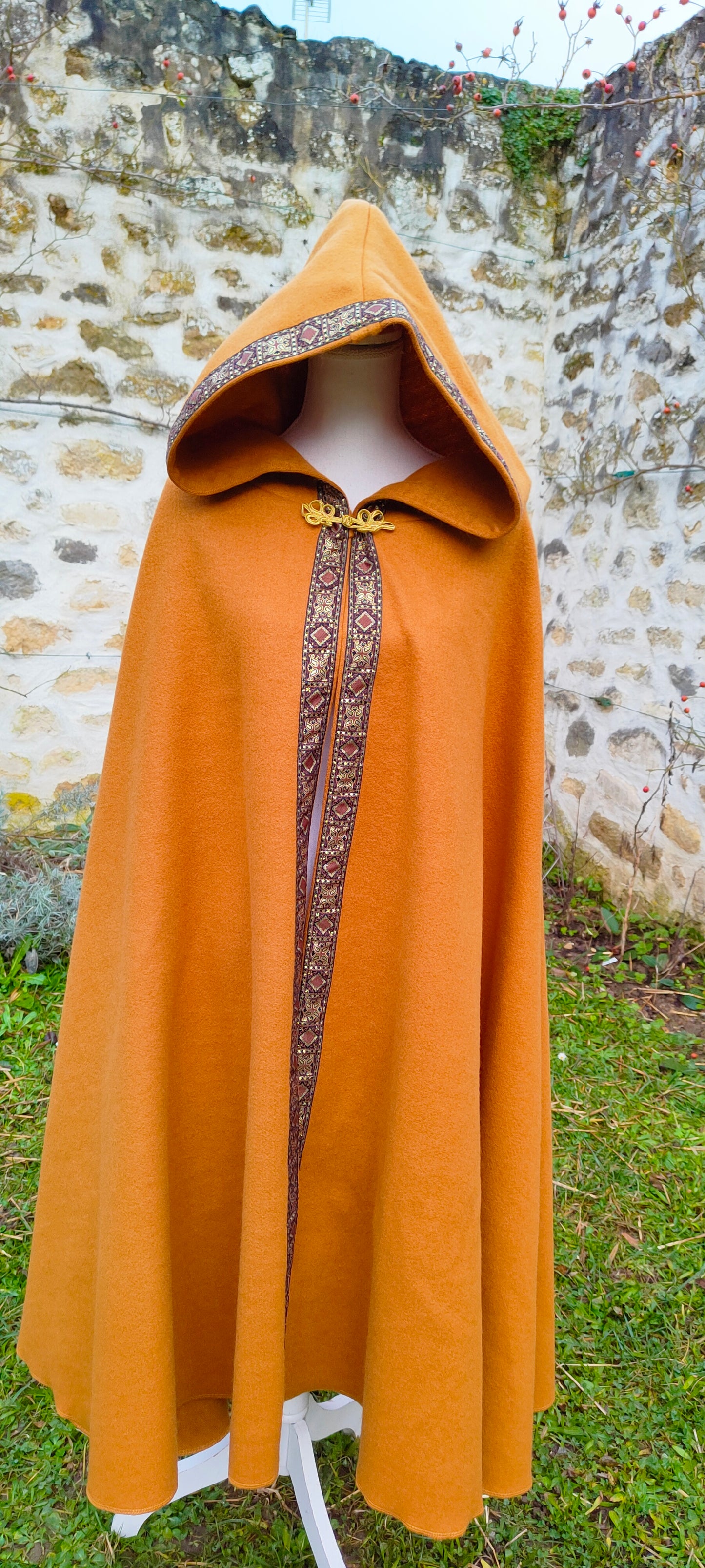 Cape médiévale ocre en lainage pour homme ou femme