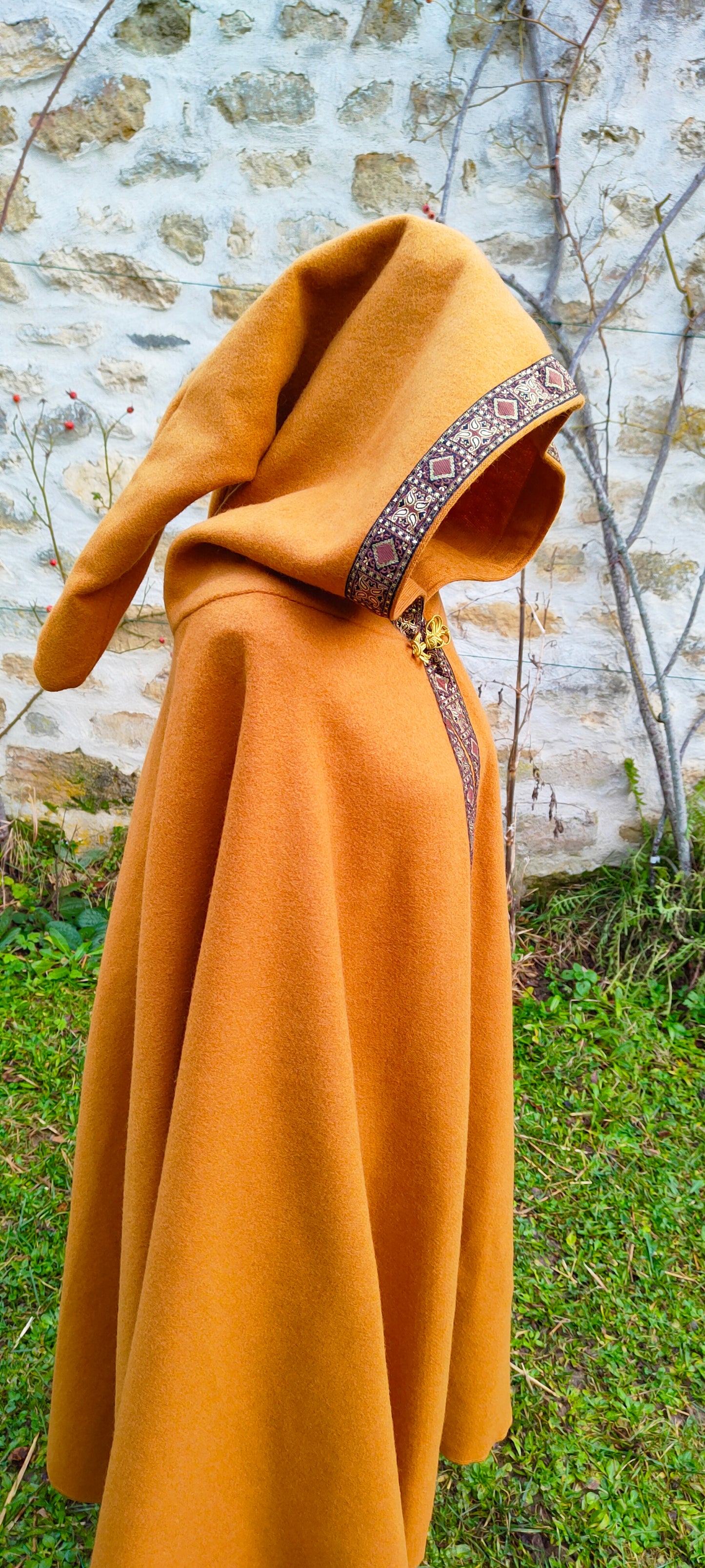 Cape médiévale ocre en lainage pour homme ou femme