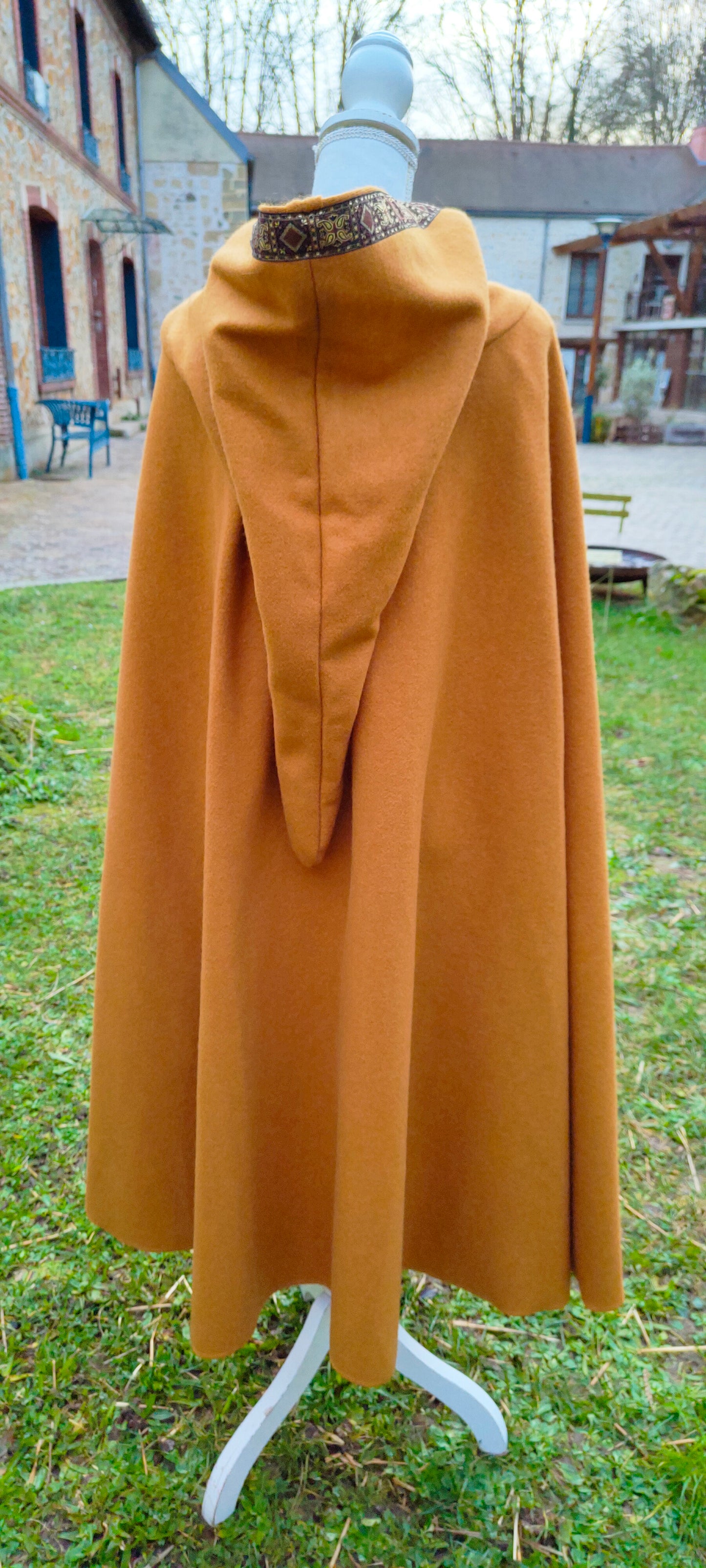 Cape médiévale ocre en lainage pour homme ou femme