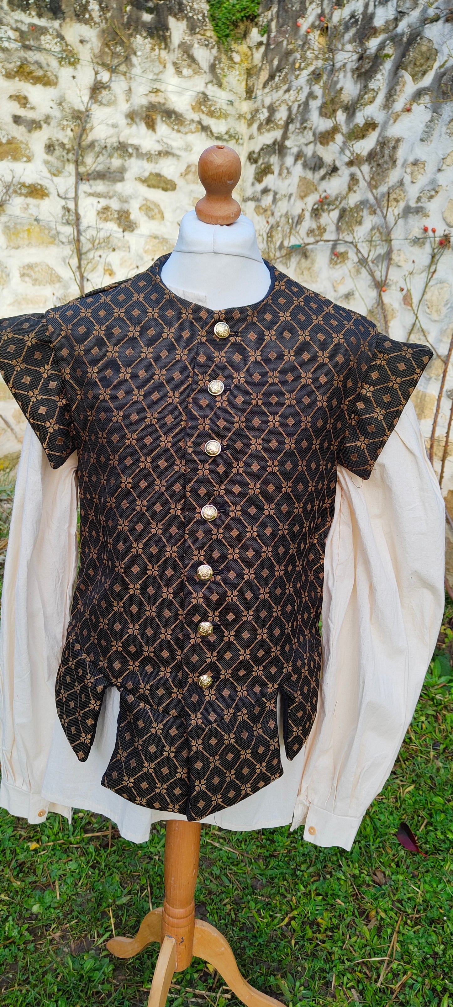 Pourpoint en jacquard noir et doré doublé en lin
