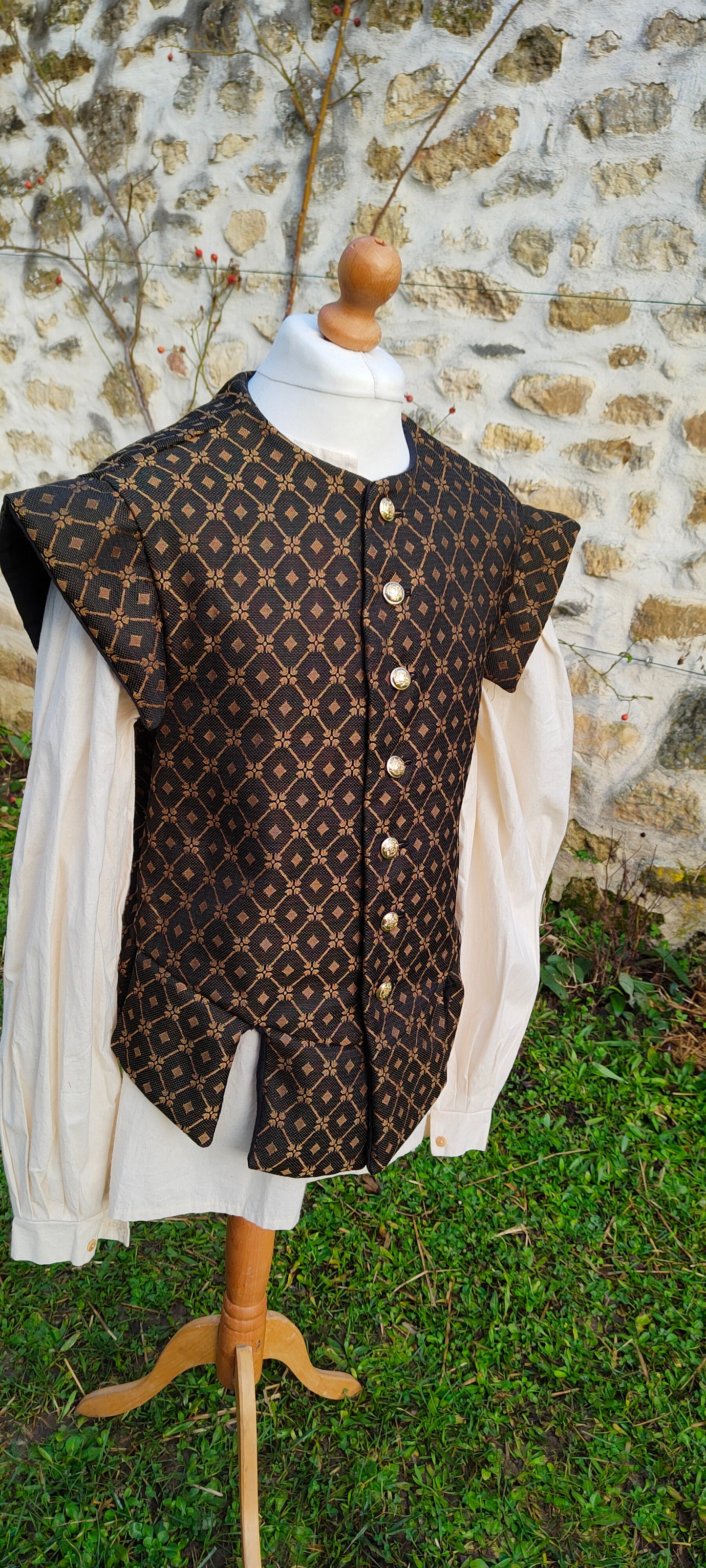 Pourpoint en jacquard noir et doré doublé en lin