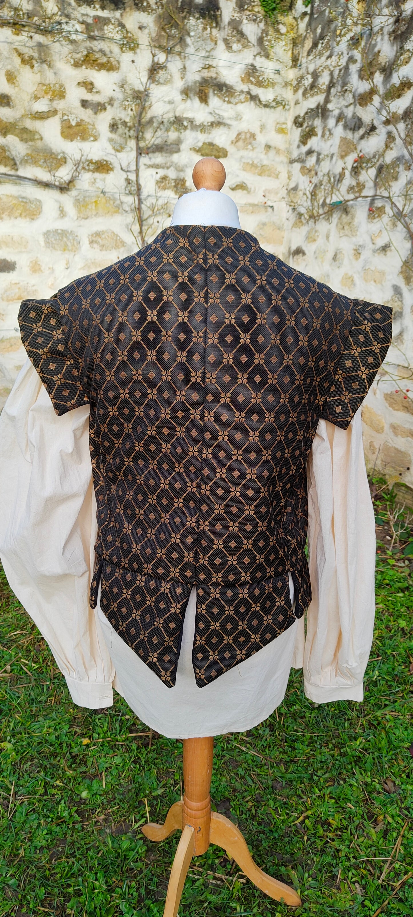 Pourpoint en jacquard noir et doré doublé en lin