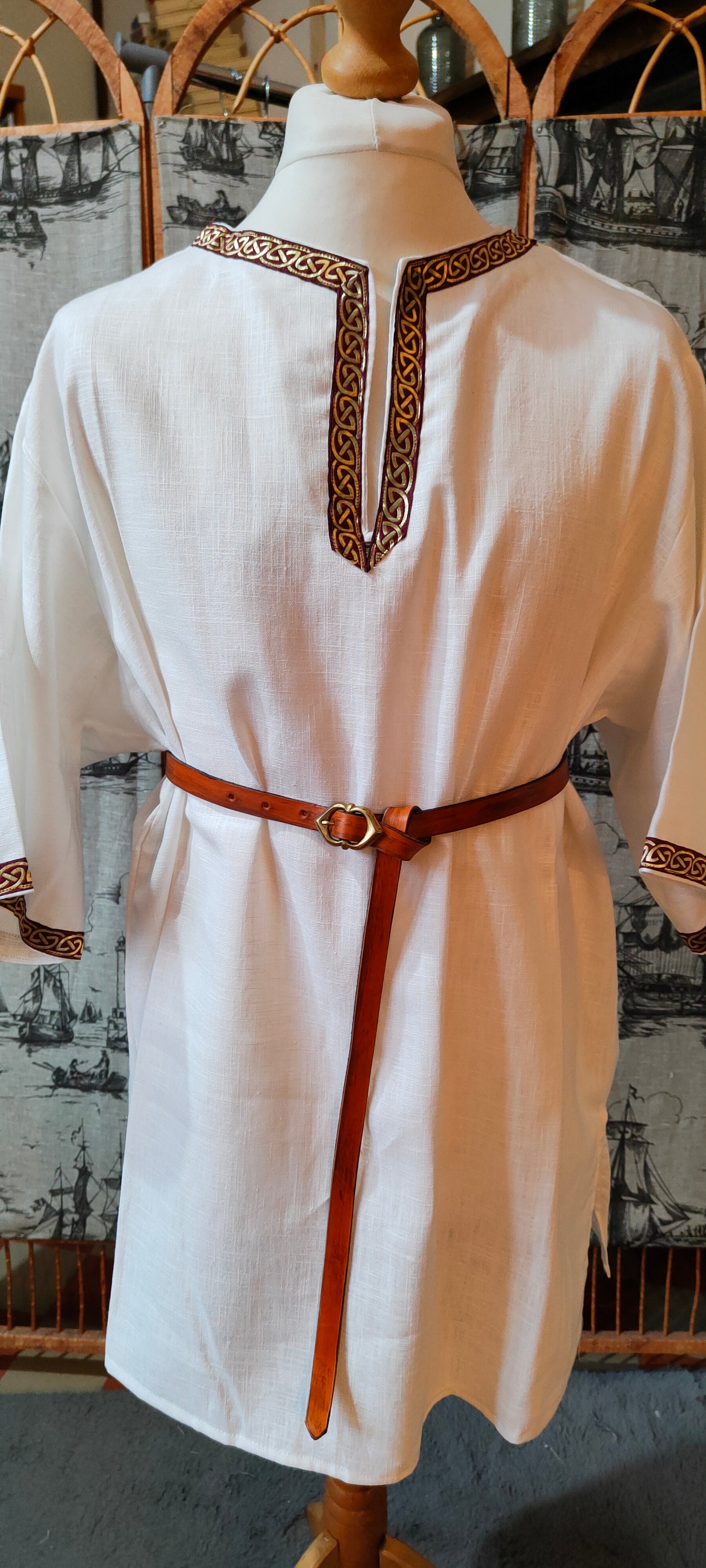 Tunique en lin blanc pour homme avec galon bordeaux et doré