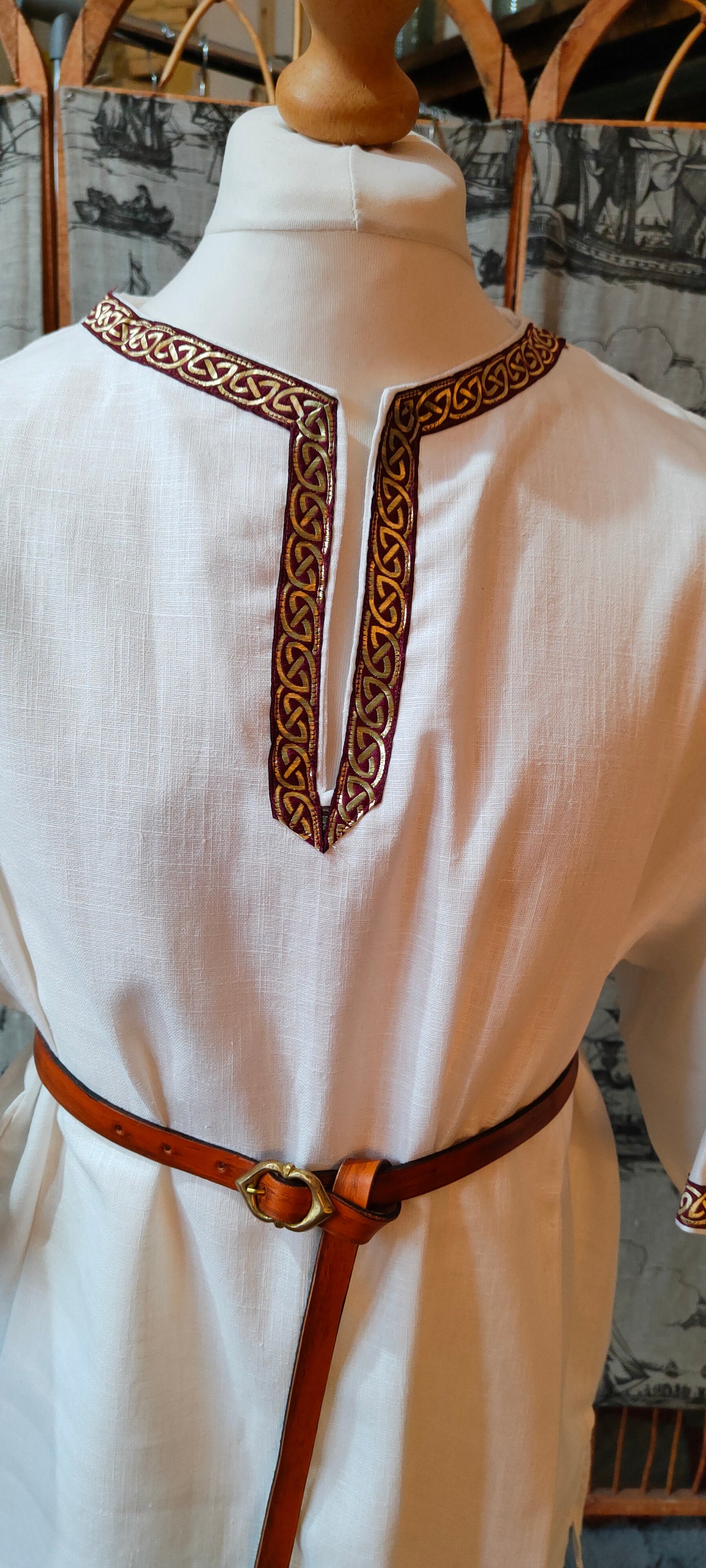 Tunique en lin blanc pour homme avec galon bordeaux et doré