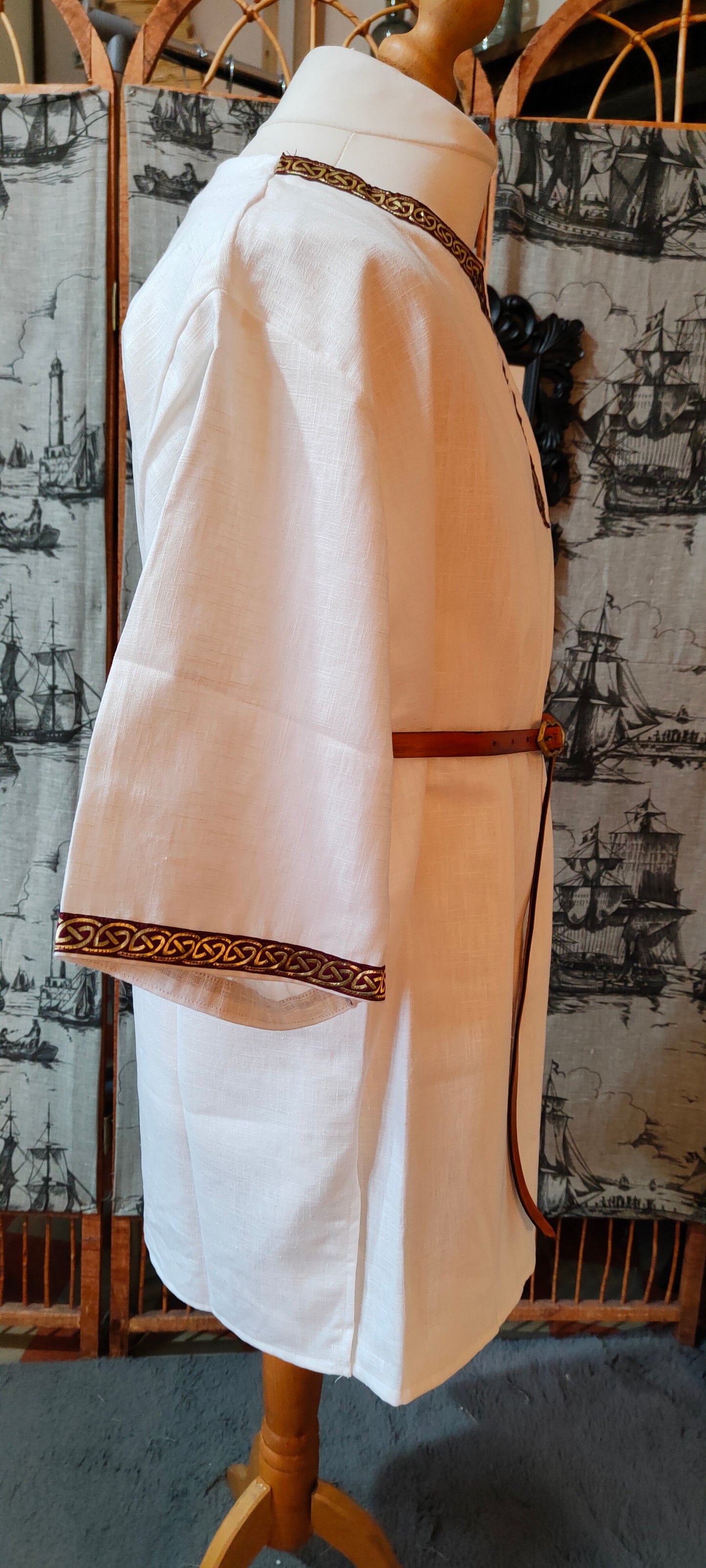 Tunique en lin blanc pour homme avec galon bordeaux et doré