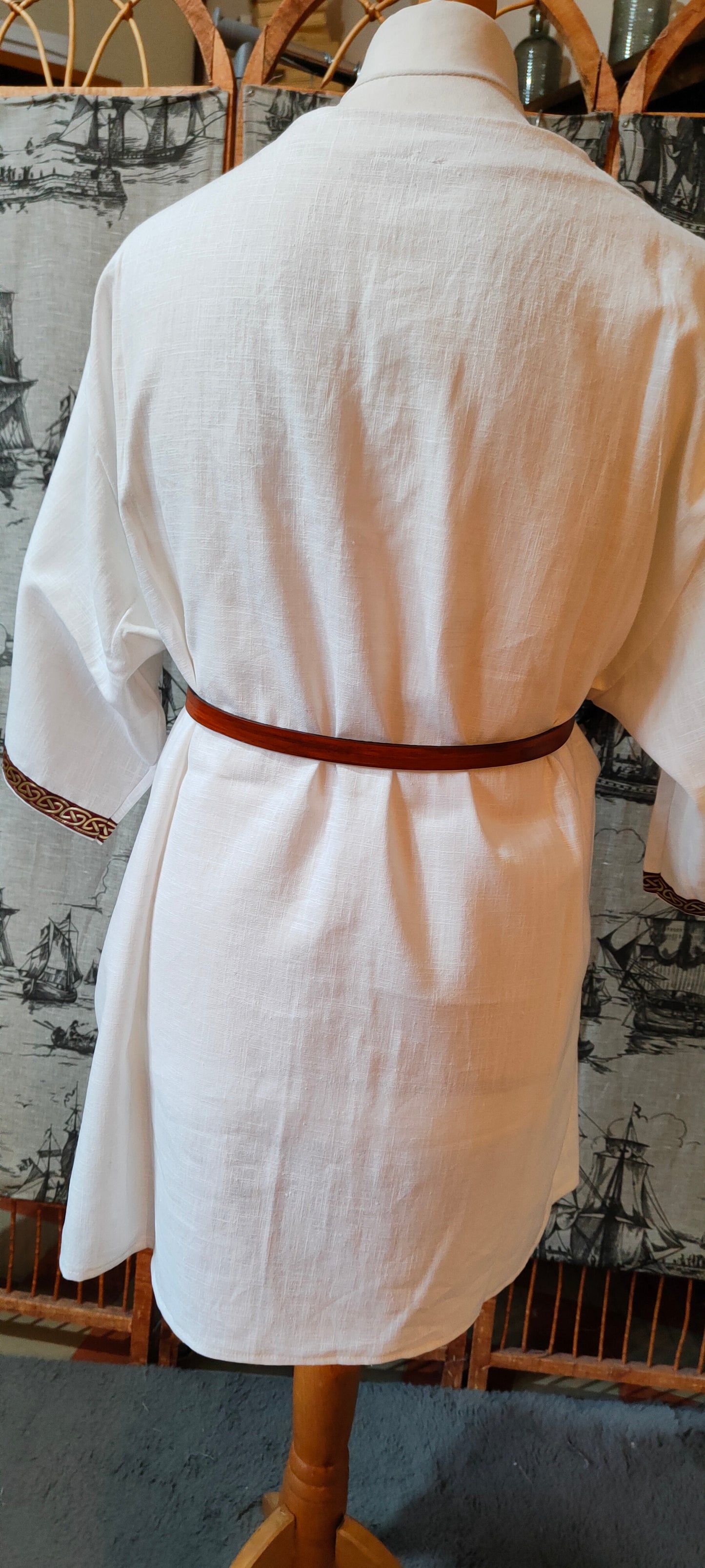 Tunique en lin blanc pour homme avec galon bordeaux et doré