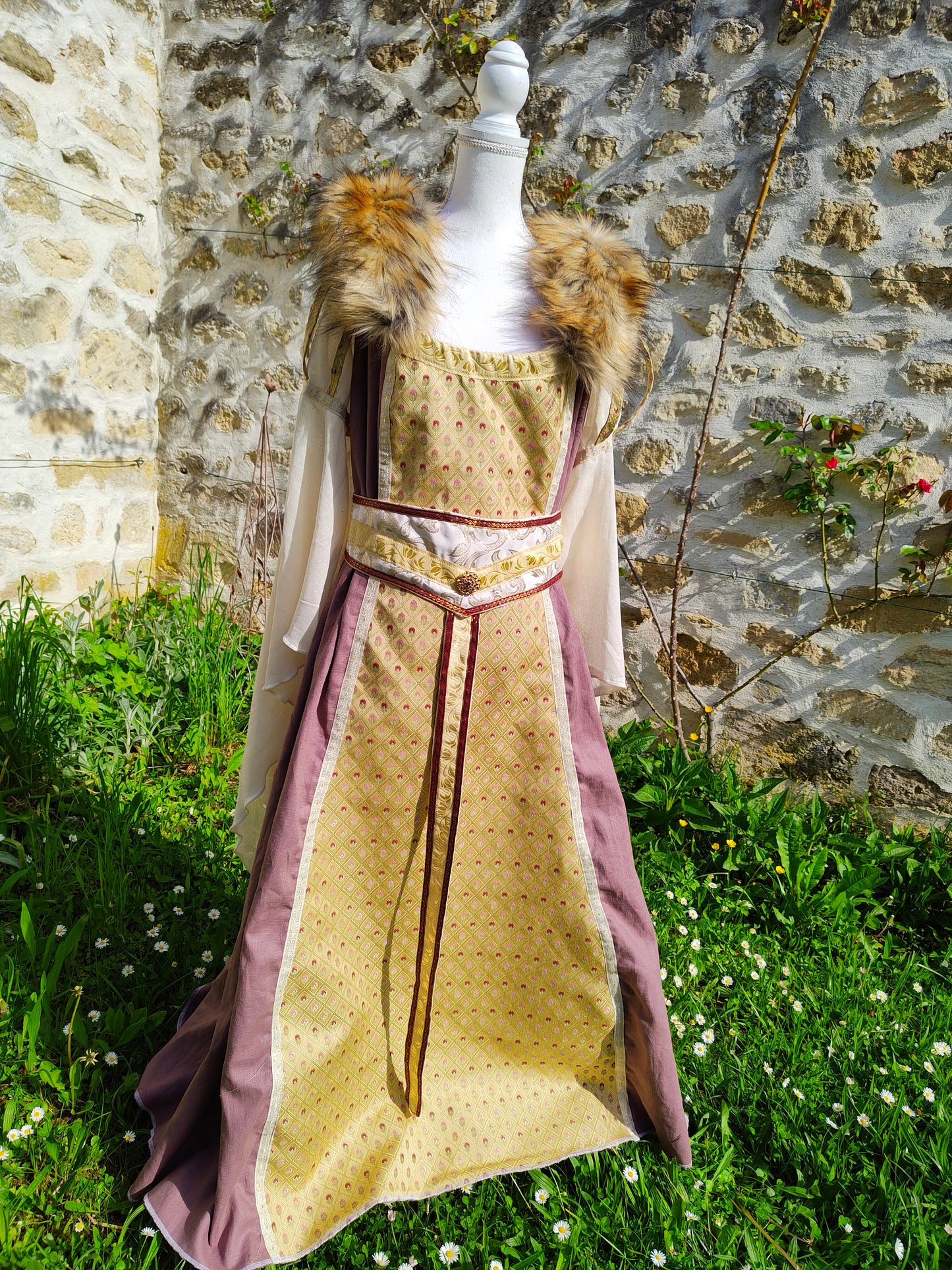 Robe médiévale ou Renaissance vieux rose et dorée avec fausse fourrure amovible