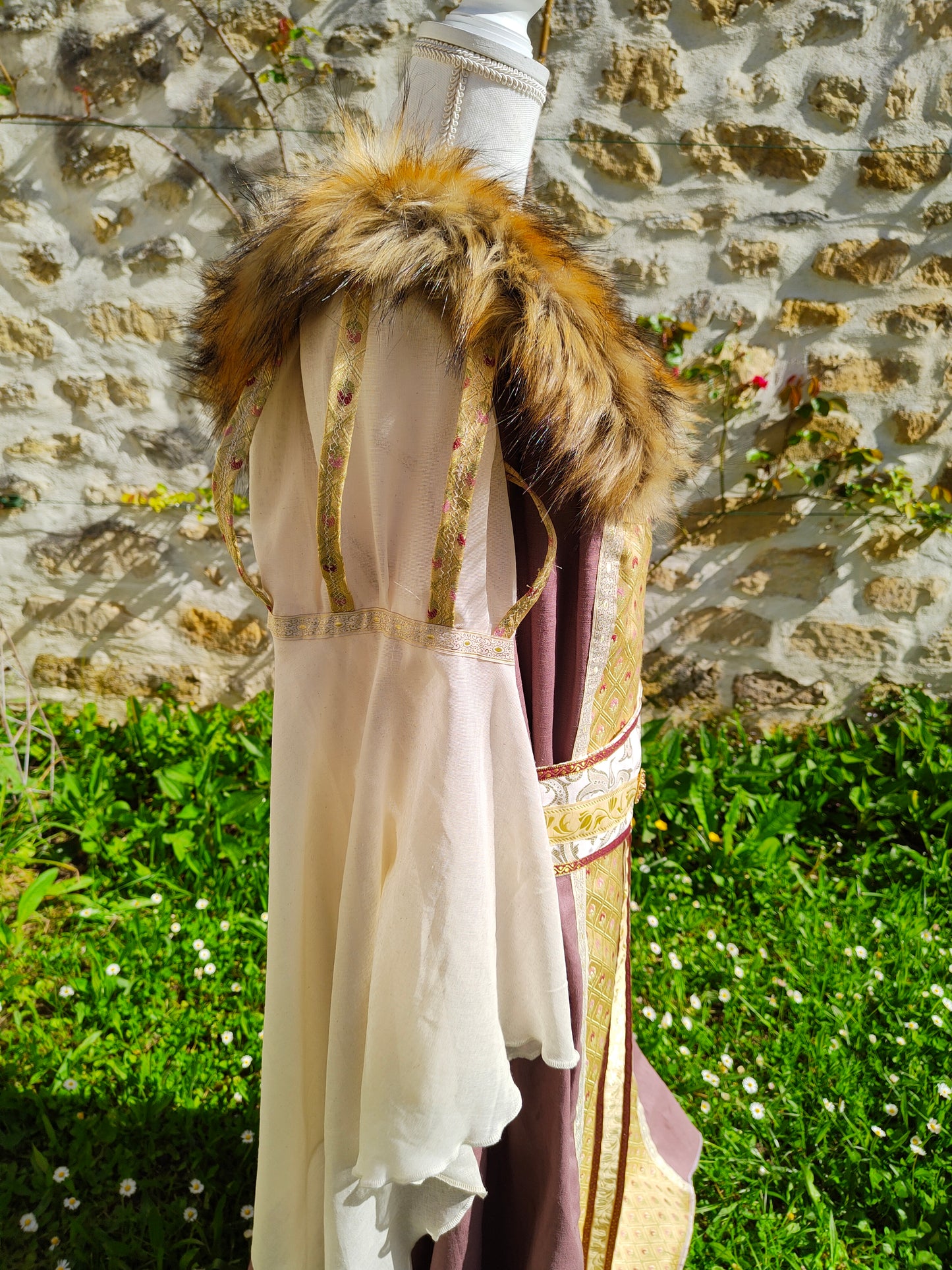Robe médiévale ou Renaissance vieux rose et dorée avec fausse fourrure amovible