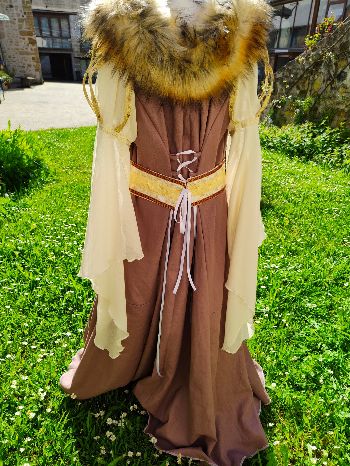 Robe médiévale ou Renaissance vieux rose et dorée avec fausse fourrure amovible