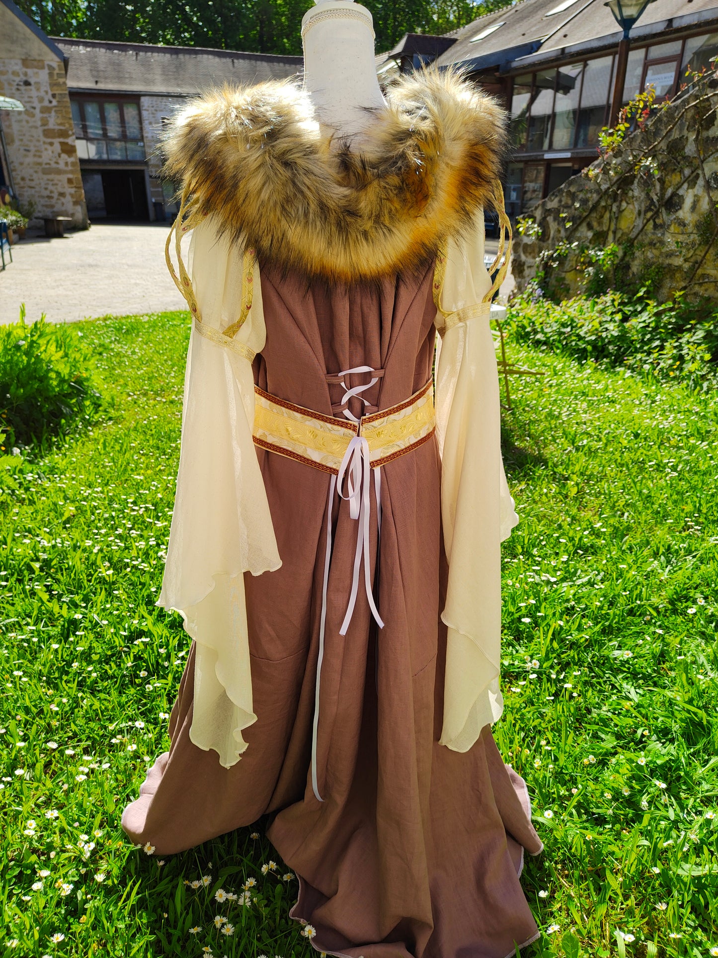 Robe médiévale ou Renaissance vieux rose et dorée avec fausse fourrure amovible