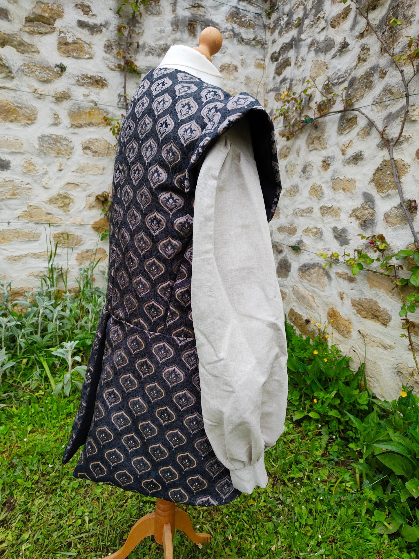 Veste pourpoint à basques en jacquard noir