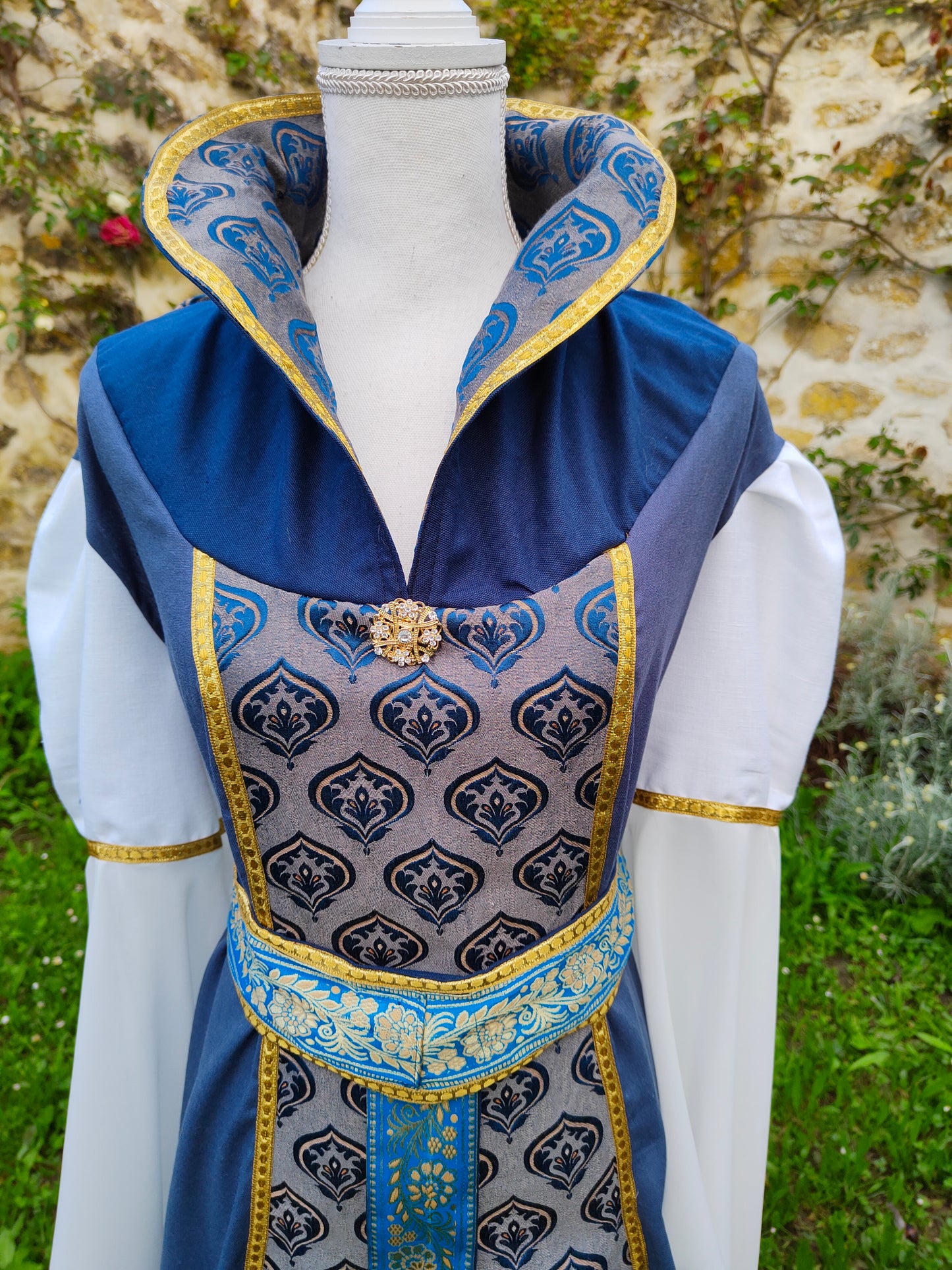 Robe Renaissance ou médiévale bleue et dorée