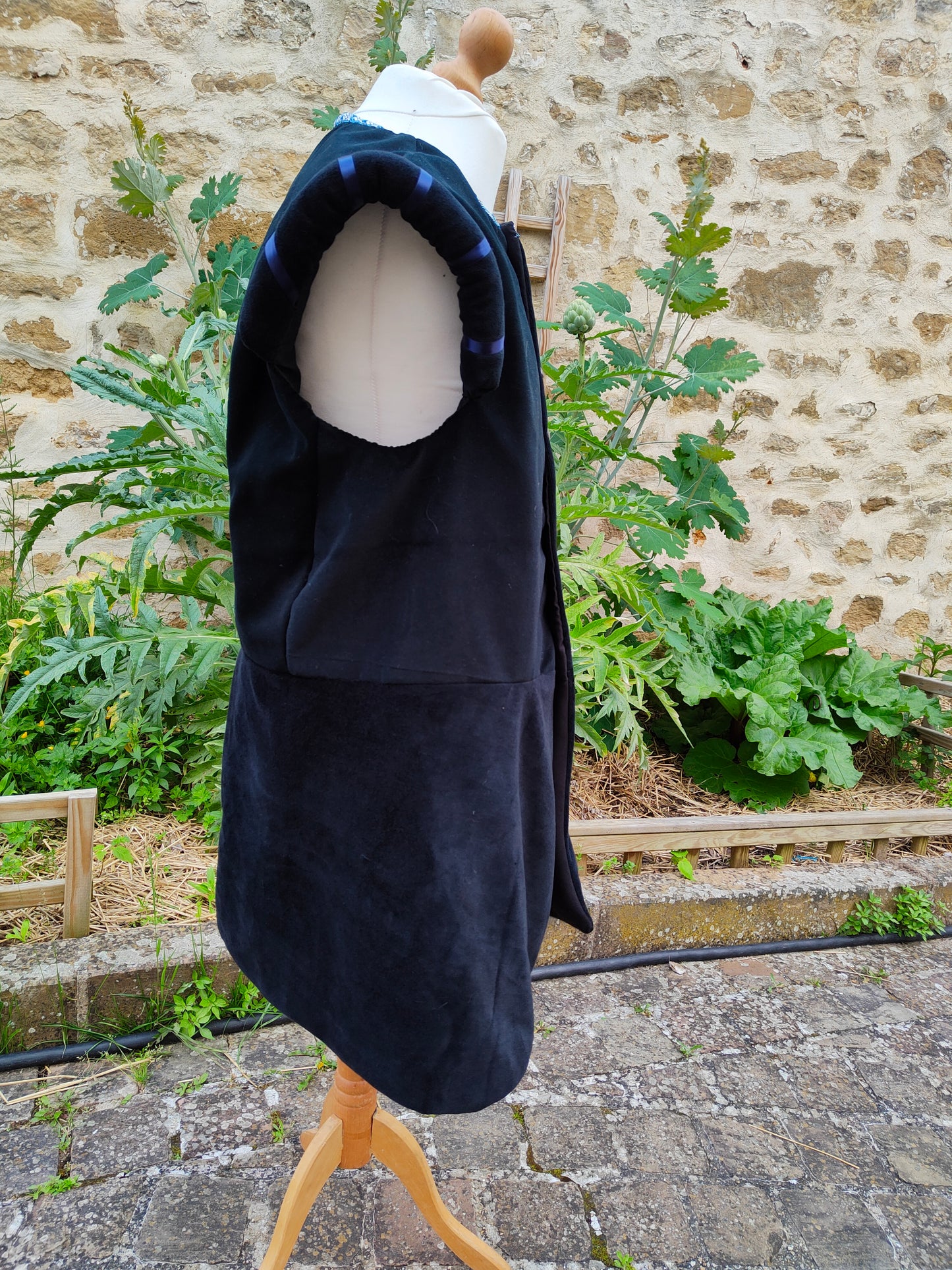 Pourpoint à basques en velours noir avec bourrelets