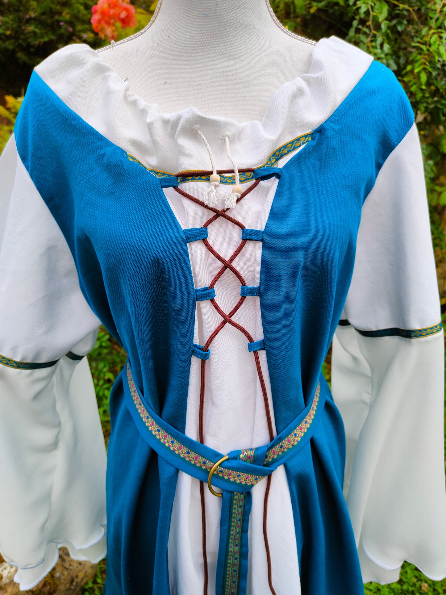 Robe médiévale vert canard et blanche