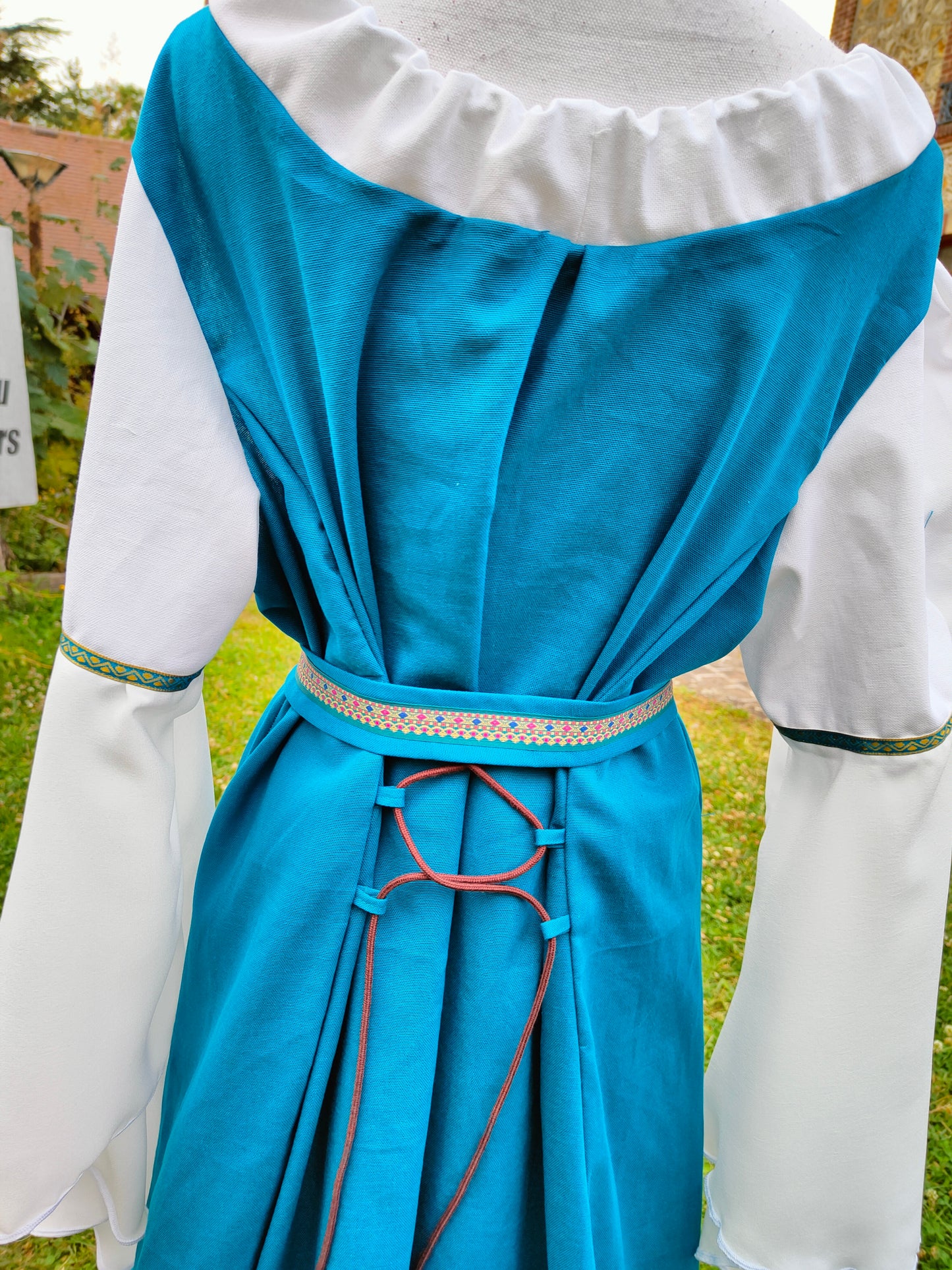 Robe médiévale vert canard et blanche