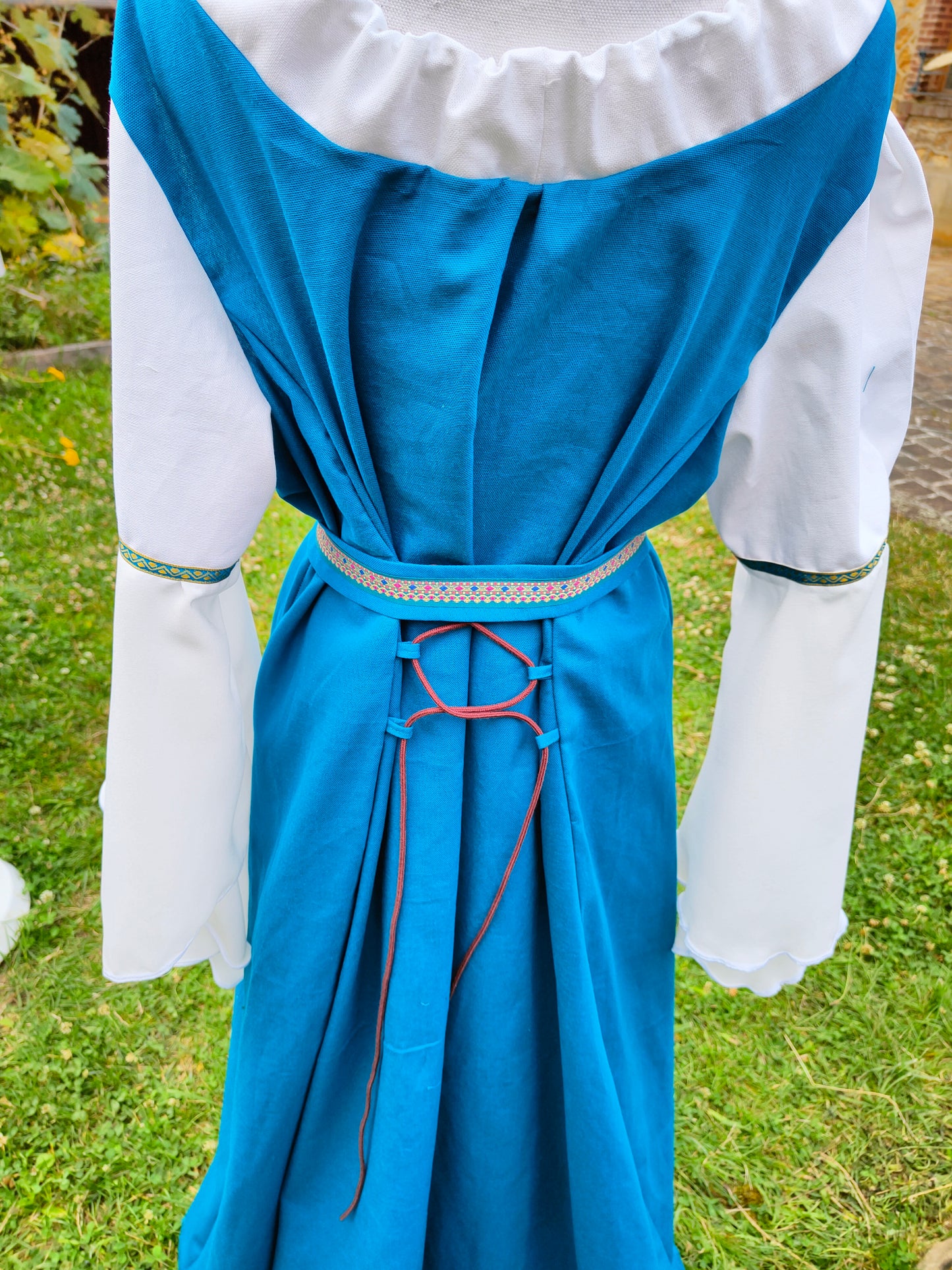 Robe médiévale vert canard et blanche