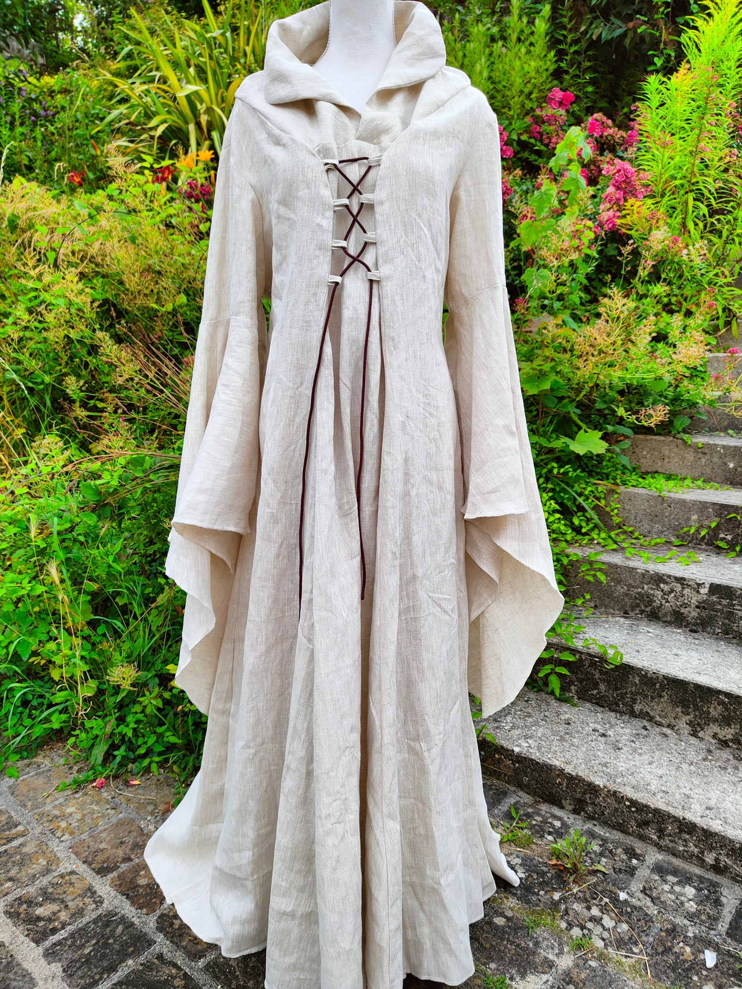 Robe médiévale en lin beige taille unique avec laçages devant et au dos