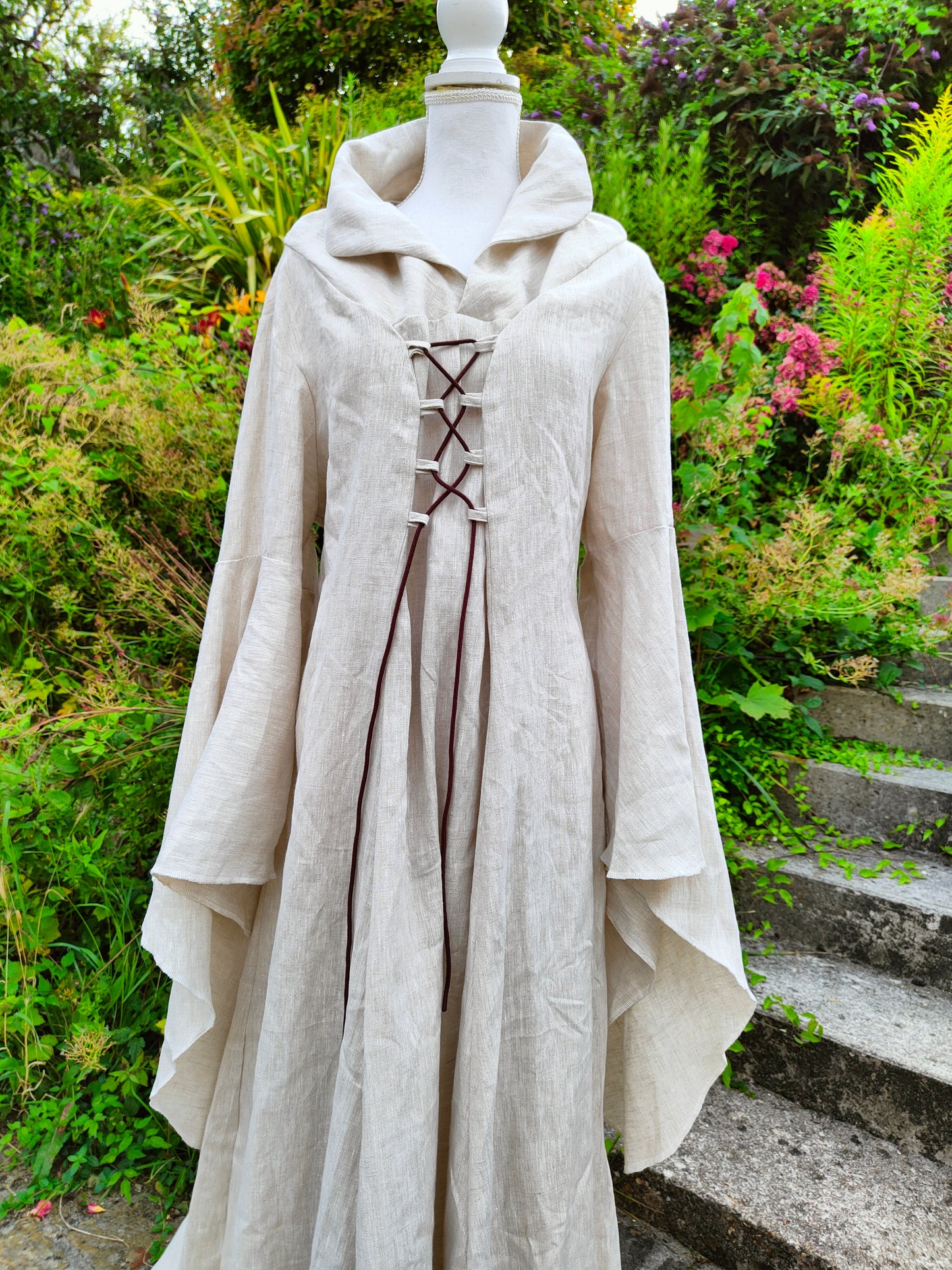 Robe médiévale en lin beige taille unique avec laçages devant et au dos