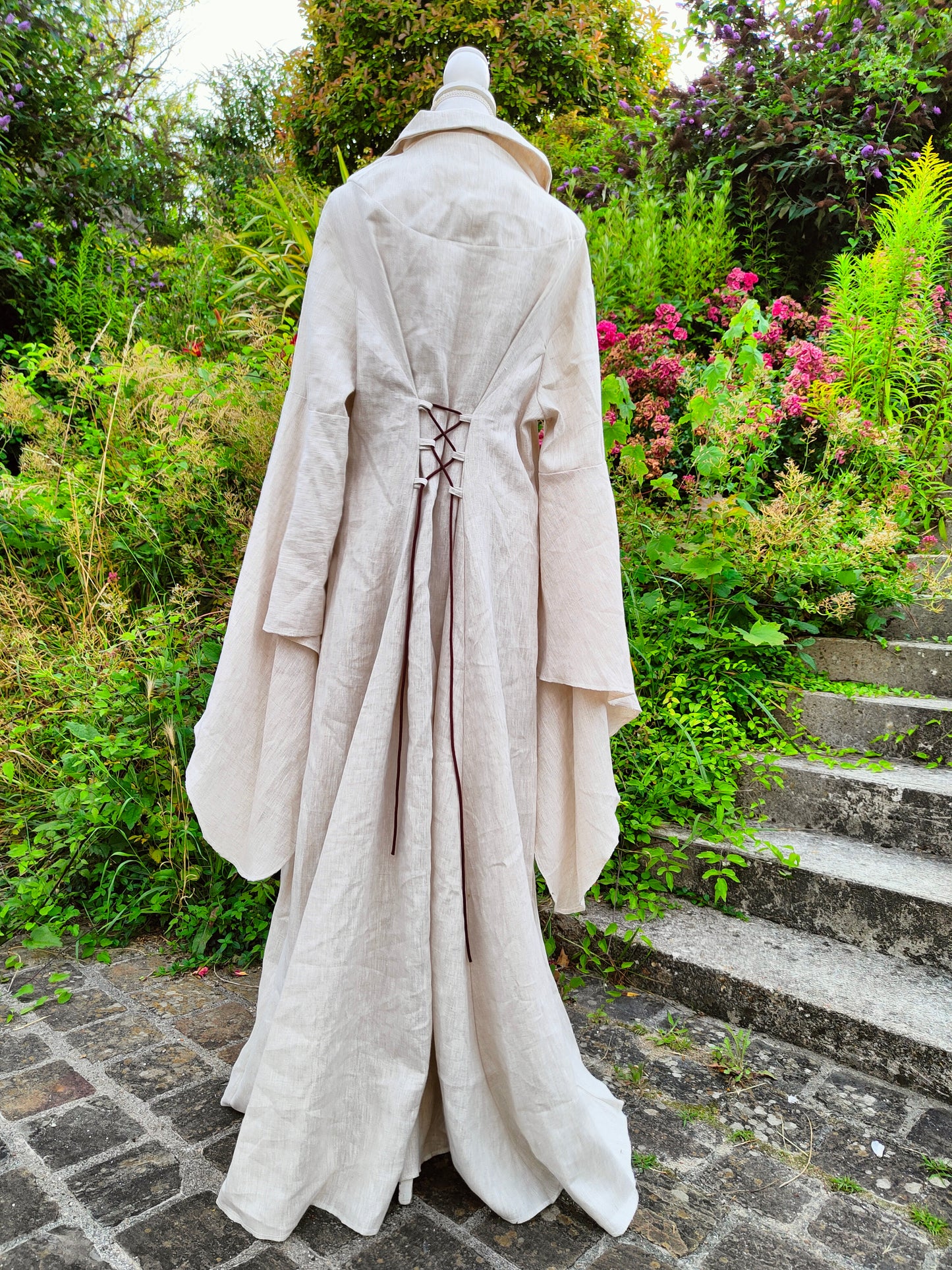 Robe médiévale en lin beige taille unique avec laçages devant et au dos