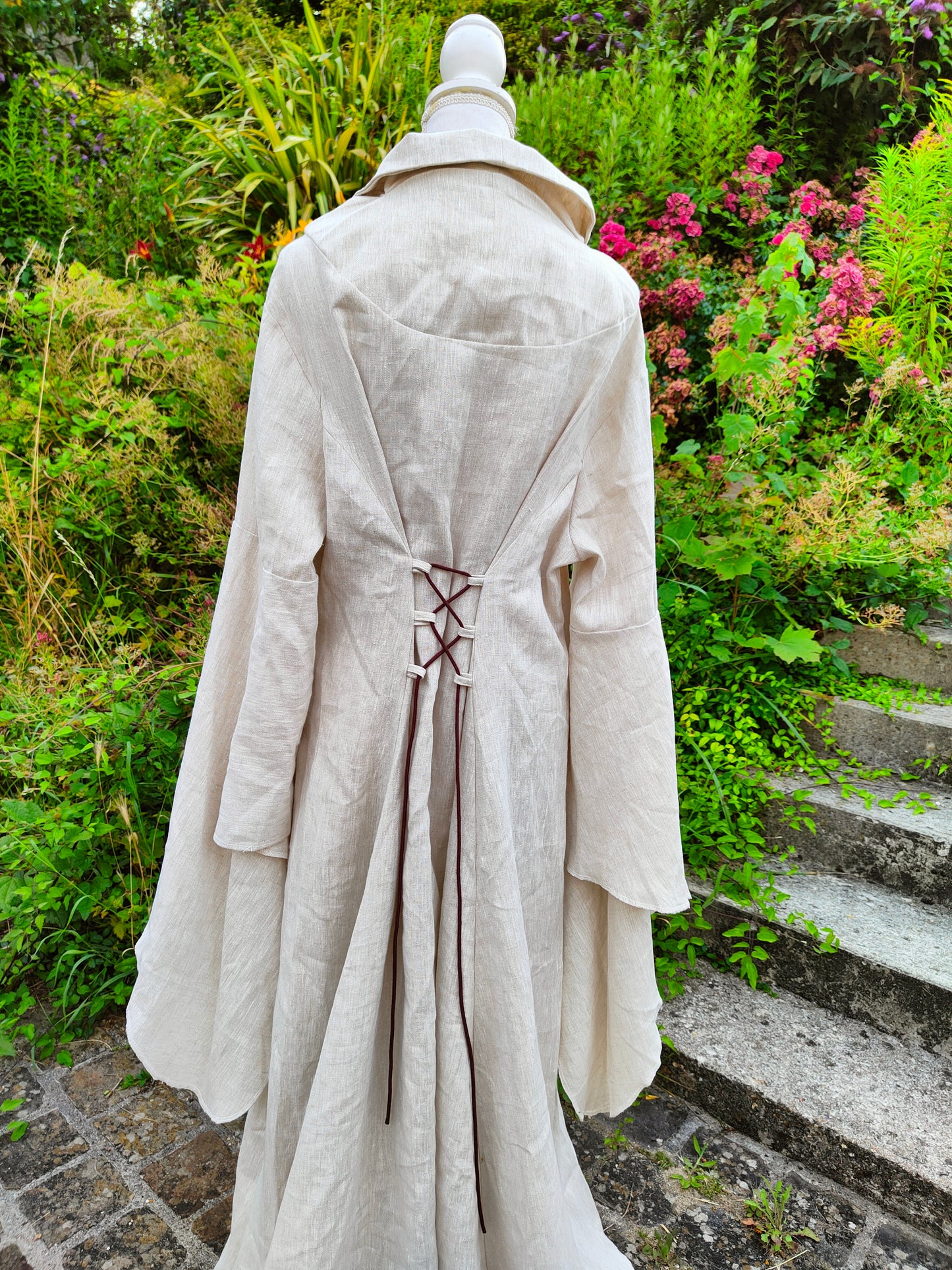 Robe médiévale en lin beige taille unique avec laçages devant et au dos