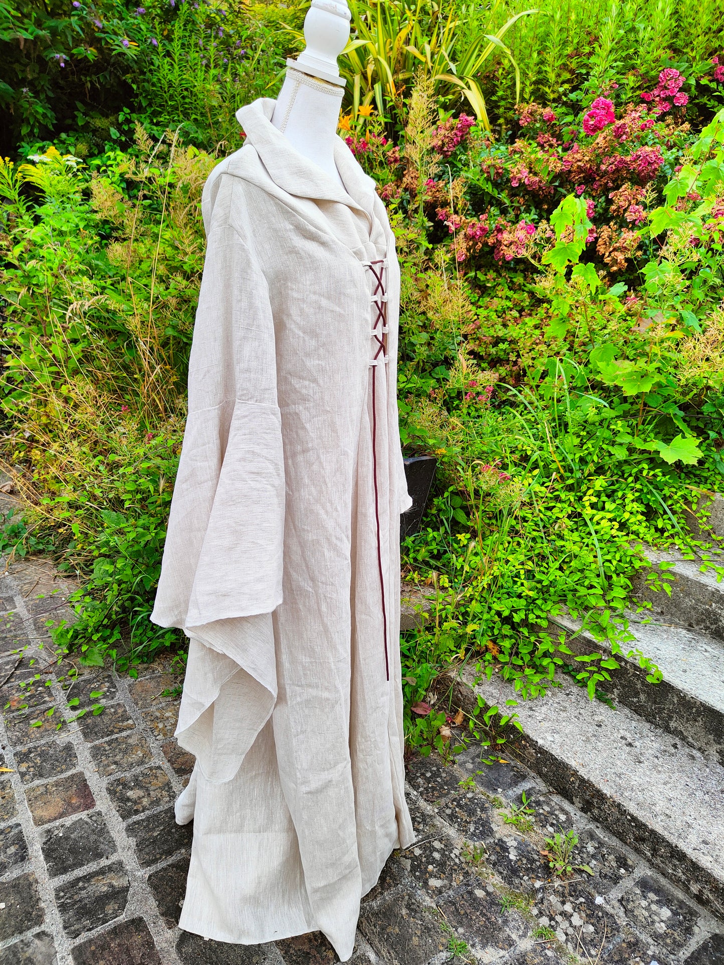 Robe médiévale en lin beige taille unique avec laçages devant et au dos